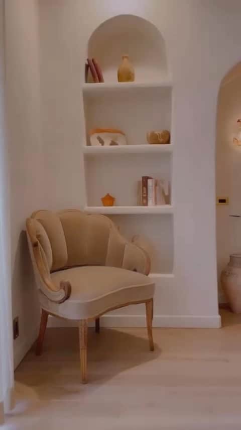 ブリトニー・ワードのインスタグラム：「Exciting things happening! My love for design, furniture, antiques, architecture and vintage is no secret. It’s just been part of who I am my entire life. I can’t wait to share what I’ve been working on 😊  📽️ @oddcerebrum」