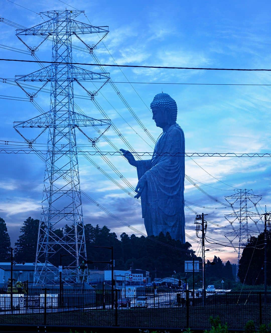 東京電力ホールディングス株式会社のインスタグラム：「茨城県　鉄塔と大仏 Steel towers and the Great Buddha in Ibaraki  #東京電力 #tepco #茨城県 #鉄塔 #鉄塔のある風景  #送電鉄塔  #鉄塔と空 #送電線鉄塔 #高圧電線 #steeltower #pylon #pylons #steeltower_artistic #nwdel」