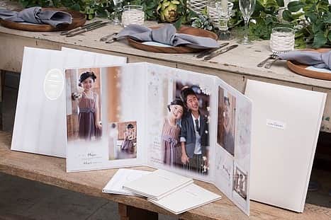 富士フイルム for フォトグラファーのインスタグラム：「📚 【2023年秋】七五三におすすめ！商品4選  まだ夏の余韻が残る日々が続いていますが、そろそろ秋めく季節の到来です🍁 これから七五三撮影が本格的にはじまりますね！  今回は、七五三商戦で安定人気のおすすめ商品をご紹介します💡 とびきり特別な記念日のご提案に、ぜひ参考にしてみてください😊  ①ミニサイズは祖父母へのプレゼントに最適 ！ ＜ ピュアクリスタル 4W-2面・3面 ナチュラル ＞   銀塩プリントにクリアな輝きをプラスしたピュアクリスタル面種のアルバムです。 表紙はナチュラルで飽きのこないデザイン2種から選べます。 13cmｘ17.8cmのミニサイズもご用意。セット販売展開もできる人気の商品です。  ②型物写真とデザインアルバムを融合させた、お客様満足度の高い商品  ＜ プリントMIXアルバム ＞   家族撮影写真も、お子様の個性を収めた写真も、七五三という大切な日の様々なシーンを1冊でご提供できるアルバムです。6切の中枠付き写真1枚と6ページをMIXさせた仕様感は、七五三の商品にぴったり！  ③コンパクトに飾れてかわいい！落ち着き感を演出 ＜ クラフトロール ＞    小さなスペースにも飾れ、持ち運びもできる手軽さがおすすめの商品です。小さくても、しっとり落ち着き感のある表現が得意なディープマット面種で存在感を放ちます。ハンディサイズがプレゼントにも喜ばれる商品です。  ④生成りペーパーの風合いがぬくもりのあるテイストに ＜ ナチュラルタペストリー ＞   飾って楽しむナチュラルタペストリーは、生成りペーパープリント6枚と木製フレームのセット商品です。その時の気分に合わせてプリントの差し替えができます。また、自由にデザインができますのでカレンダーとしてもご利用いただけます。  ------------------------------------------------------ 各種お問い合わせやサンプルご希望の方は、当アカウント(@fujifilm_imaging_jp)のホーム画面からオフィシャルサイトにお進みください🔻 ご連絡お待ちしております😊🌈」