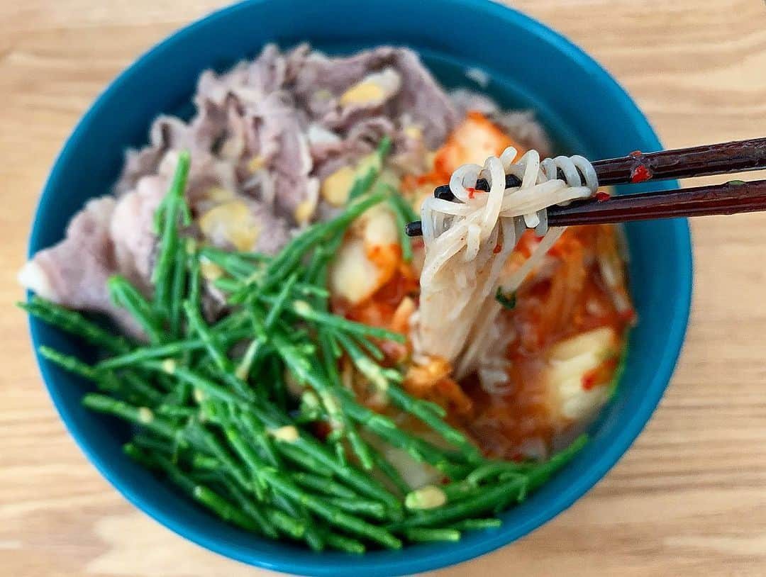 畑喜子さんのインスタグラム写真 - (畑喜子Instagram)「朝から韓国冷麺😋 うまうま😆 盛り付けてて緑ないやん！？ってなった時にシーアスパラあると便利ですねぇww #家飯」9月14日 10時15分 - carnelian_hata