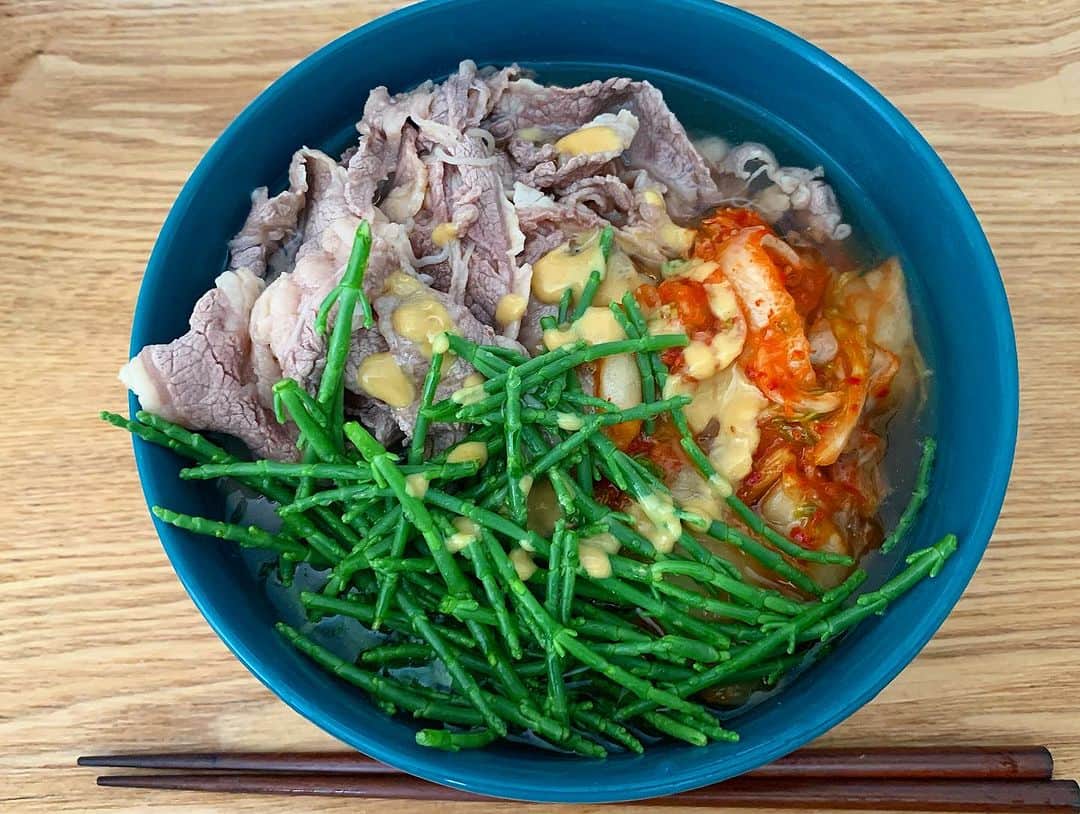 のインスタグラム：「朝から韓国冷麺😋 うまうま😆 盛り付けてて緑ないやん！？ってなった時にシーアスパラあると便利ですねぇww #家飯」