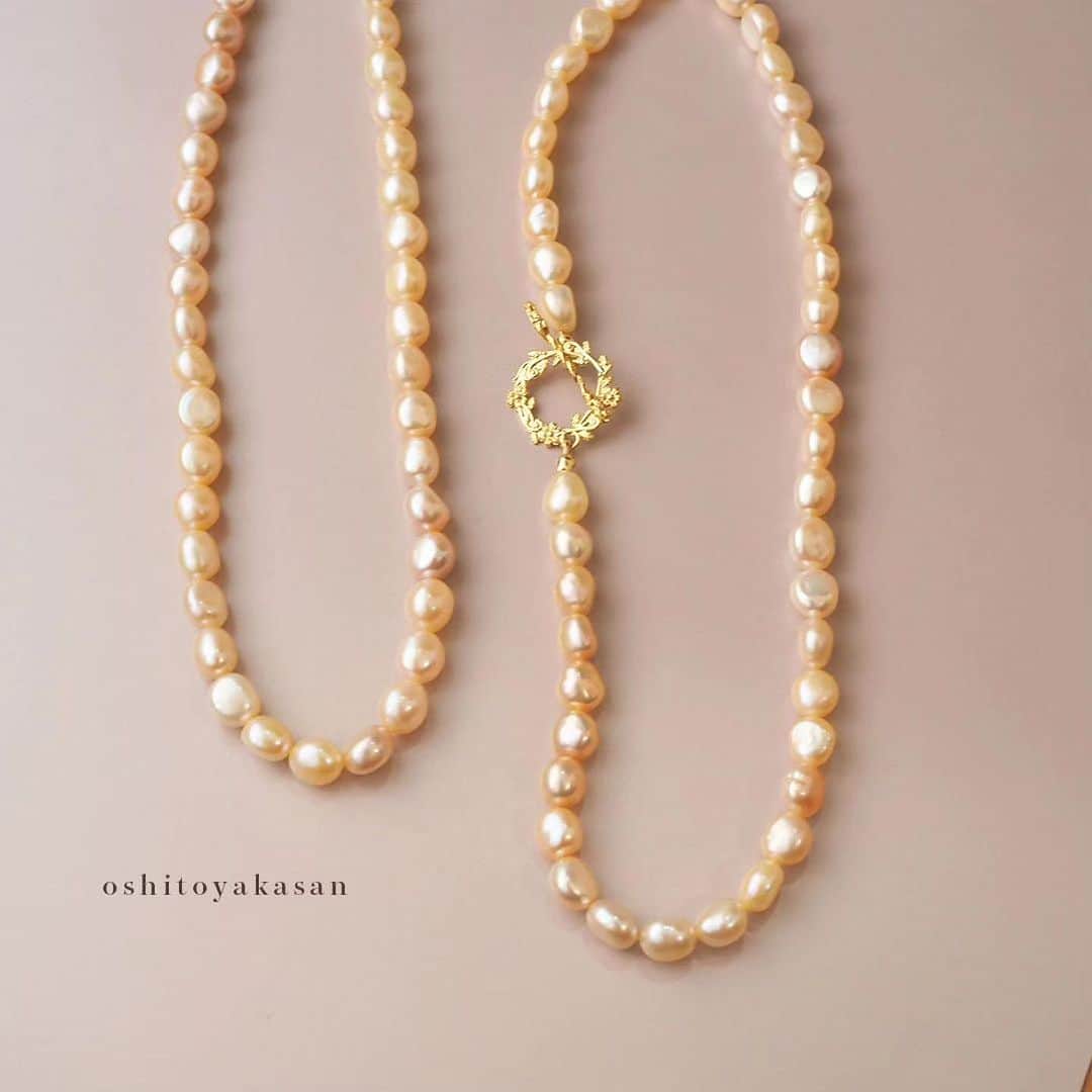 タピエスタイルさんのインスタグラム写真 - (タピエスタイルInstagram)「季節にぴったりの真珠アクセサリー 阪神百貨店五階にご用意いたしました。  「oshitoyakasan」よりお便りです。 ・・・ 連相について  真珠のネックレスには、 大切な「連相」という 単語がございます。  ネックレスを構成する 真珠の色やテリなどの品質が どれほど揃っているかの度合いを 示す単語です。  oshitoyakasanは、 ネックレスの完成度を高める為、  光が安定する昼間の限られた時間に マキやテリ、色などの要素を 揃えて組み立てております。  違う母貝から生み出された真珠が、  あたかも最初から一つのネックレス として存在していたかのような  美しい真珠のネックレスを 仕立てております。  タピエスタイル 期間限定ショップ in 阪神梅田本店 日程：2023年9月13日（水）～9月27日（水） ※最終日18時まで(変更になる場合がございます。) 場所：阪神梅田本店 5F アーバンイベントスペース アクセス:https://www.hanshin-dept.jp/hshonten/map/ 阪急「大阪梅田」駅から徒歩約5分 阪神「大阪梅田」駅から徒歩約1分 JR「大阪」駅から徒歩約2分 大阪メトロ御堂筋線「梅田」駅から徒歩約1分 営業時間：10:00〜20:00」9月14日 10時16分 - tapiestyle