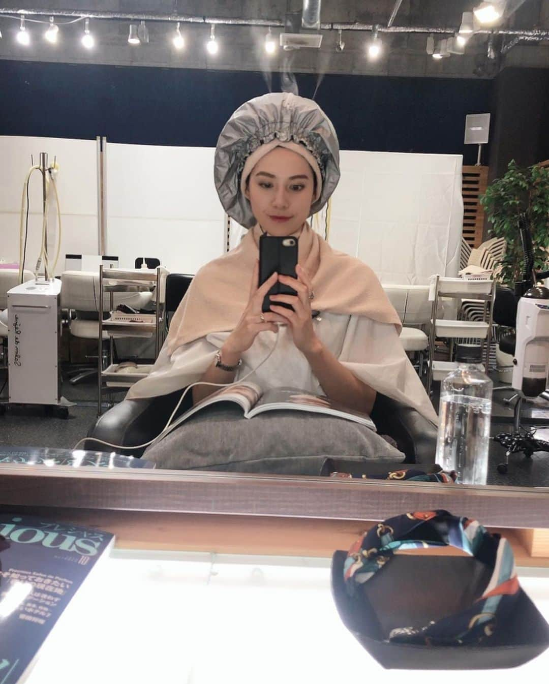 佐藤由季さんのインスタグラム写真 - (佐藤由季Instagram)「ヘアケア専門サロン サロン・ド・リジュー @salon.de.rejue さんへ 先日、初めて行ってきました🎶  ショップチャンネルでご一緒している #後藤キャスト @yumi_goto_  の髪が毎回あまりにもお美しいので 何かされているんですか…🥹？？ と思い切って聞いたところ、 快くご紹介して下さいました💓  パサつきや地肌の悩みなどを聞いていただき なんと一人一人に合ったトリートメントを 作って下さるんです😳✨ 丁寧に丁寧にトリートメント✖︎スチーム… ミスト状のものからクリーム状のものまで… 髪一本一本に浸透していただき 仕上げにはサザエさん状態…😂 終わってみると・・・ ツヤッツヤのサラッサラのプルップル✨ 手触り指通りが一度でこんなにも変わること に驚きと感動の連続でした🥹💓 髪一本一本に栄養が行き渡っている感じ☺️ 弾力も違います！！！！ 2回セットになっているので、 次回も行くのが楽しみです😍 ありがとうございました💓  後藤さんは髪だけではなく360度美しくて 美のオーラを纏っているので✨ これからもその秘訣を🤭 教えていただこうと思っています🙏 宜しくお願いします🎶  #サロンドリジュー  #ヘアケア  #トリートメント  #天使の輪 👼 #フリーアナウンサー  #佐藤由季  #お家に帰ってもウルツヤサラッに感動し続けている動画は（笑）最後へswipe 👉 #だいぶ髪が明るくなってきたからカラーもしなきゃ  #美容って忙しい 😂」9月14日 10時27分 - yukisato0710