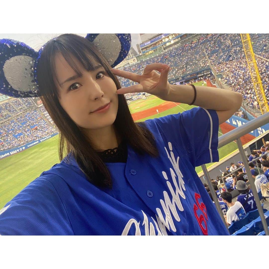 舘谷春香のインスタグラム：「昨日🐨久しぶりのハマスタ🐨 細川選手の先制HR、そして延長11回後藤駿太選手2塁打からのビシエド選手タイムリー😭✨震えた😭✨  勝ちはつかなかったけど梅津選手ナイスピッチングだったし、９回ノーアウト満塁は正直完全に負けたと思ったのに清水投手見事にピンチ凌いでくれたし、要所でカリステ選手の守備も光った…🥹✨  大好きなビシエド選手のヒーロー聞けて嬉しかった💓にこにこ💓  なんか喉に負担かかったな今日と思ったけどレフトスタンドで大声で応援歌歌ったせいでした🥹帰ってはちみつ食べたよ🍯 知らない人とハイタッチする野球観戦が戻ってきて嬉しい💓  今シーズンも残り少し！ まだまだ現地観戦楽しみます☺️  #dragons #中日ドラゴンズ #ドラゴンズ女子 #ドラゴンズファン #ドラゴンズ自撮り #ドアラ #ドラゴンズファンと繋がりたい #中日ドラゴンズ好きな人と繋がりたい #野球 #野球女子 #野球観戦 #横浜スタジアム #ハマスタ #baystars #横浜」