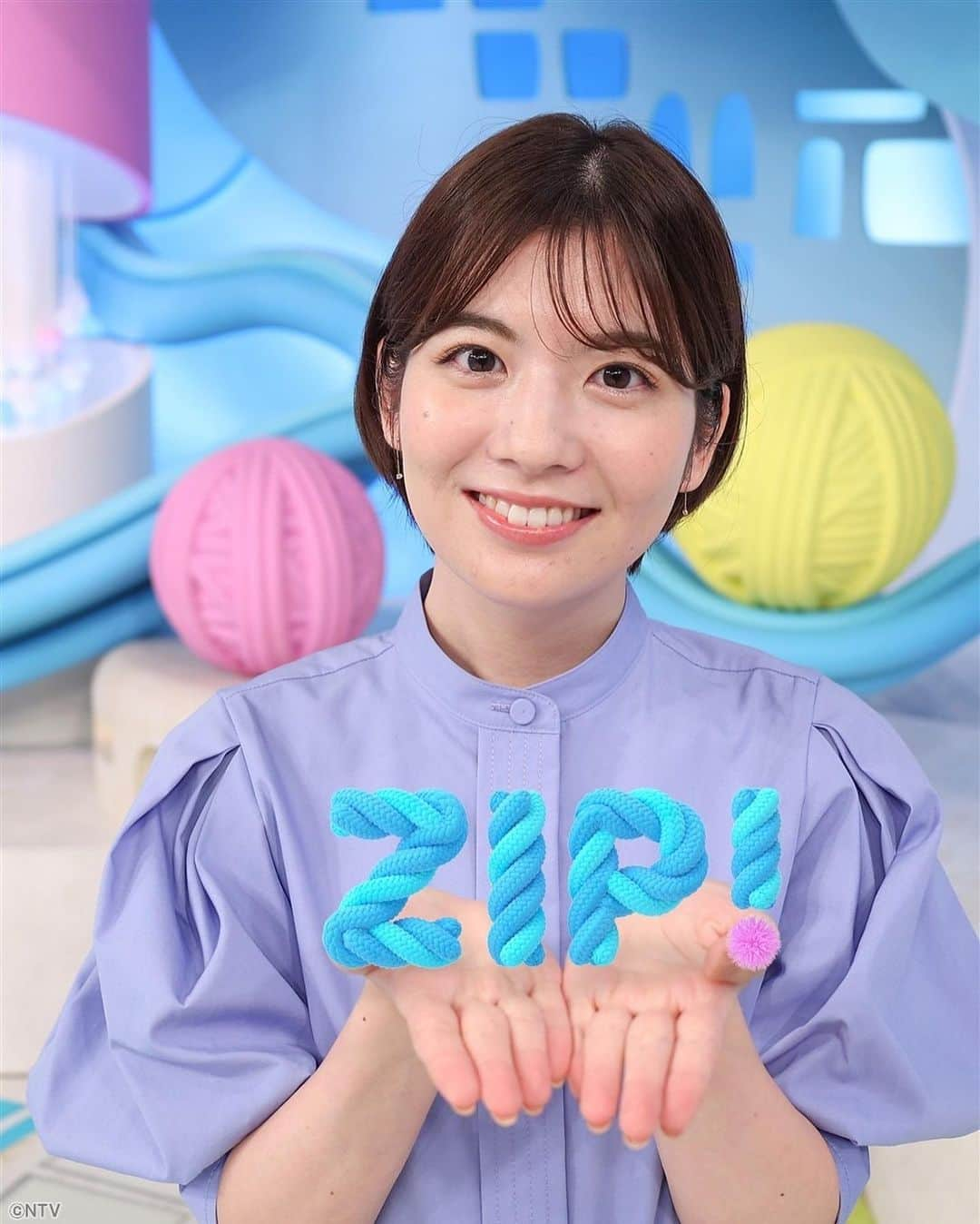 ZIP!さんのインスタグラム写真 - (ZIP!Instagram)「久しぶりといえばこちらも久しぶり🙌🏻 歌うアナウンサー 佐藤真知子さん🎤🎶 （ミニアルバム ちゃんと買いましたよ😆）  ZIP!のスタジオも以前と比べるとだいぶ変わりましたが、 マチコ先生も髪を切って雰囲気が変わりましたねぇ～💇🏻‍♀️👀  あっ…歌ってもらうの忘れてました💦 また次回お願いすることにします😏  #佐藤真知子 #髪切った？ #ZIP!🤲🏻💕」9月14日 10時24分 - ntvzip