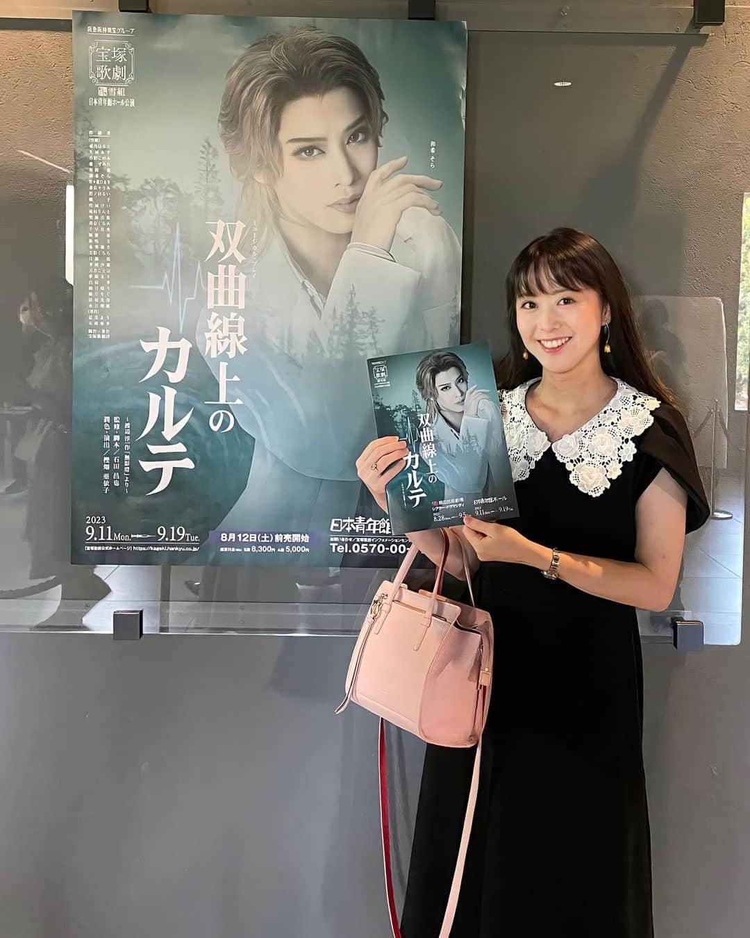 藤本真未のインスタグラム：「* 雪組公演『双曲線上のカルテ』❄️ 📍日本青年館ホール 観劇しました💃🕺 * ネタバレしないように感想を✍️ * #和希そら さん演じるフェルナンド先生が、 まぁ〜かっこよすぎる🤦‍♀️ その中での確かなお芝居に引き込まれていました。 どの台詞も素晴らしかったのだけれど「大丈夫ですよ、わかっていますよ。」は震えました。 　 お芝居、歌、ダンスと完璧で👏 あの色気とかっこよさ🥺✨ 4拍子揃ったスターさんだなあと魅入ってしまいました🥺 * ヒロイン・モニカ役の#華純沙那 さんも、純粋無垢で健気な姿が本当に可愛かったです🥹❤️ザ・ヒロイン！ * 最後にかけての2人のやりとりが、 本当に本当に切なくて😢 フェルナンドのモニカにだけ見せる優しい眼差しや声・言葉に胸を締めつけられました… * とても重い気持ちになりそうな結末を迎えますが、 そこはさすが宝塚😢👏 キラキラしたラストのシーンは多幸感さえも感じ、 涙が溢れました🥹 * 宝塚×医療🩺が私は好きなようで👩‍⚕️👨‍⚕️ ストーリーは全く異なりますが、私が宝塚に入りたいと夢見るきっかけになったのが「長い春の果てに」(2002年)という作品で、これも病院が舞台でした🏥 ステファン先生も酒と女に溺れていたなあとか、手術室の群舞かっこよかったよなあとか、クロード先生が自分のレントゲン撮っていたなあとか…いろいろ思い出しました😌 * 📖追伸✍️ 観劇直後に会った親友にあらすじを話していていると… 結末を話した時に「先月のまなちゃんの舞台みたいだね！」と言われてハッとしました😳 最後のシーン、どこかでこんな作品観たなあ…と思ったら「私、演じてたじゃん！」と🤭しかも…看護師さん…！ 8月に出演した舞台で演じた＂美沙子＂はこの作品の＂モニカ＂と重なって、5年後はきっと美紗子もこんなふうに前を向いているのだろうと思いました😌 * #宝塚歌劇 #宝塚歌劇団 #宝塚 #takarazuka  #雪組公演 #雪組 #双曲線上のカルテ #和希そら #華純沙那 #縣千 #自分自身の人生に喜びを見出せたか #他人の人生に喜びを与えたか」