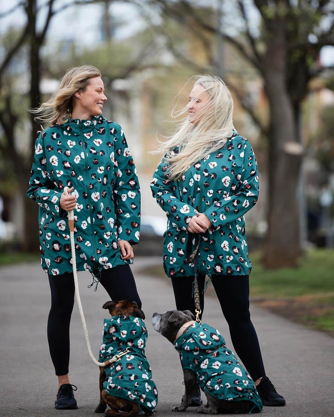 DARREN&PHILLIPさんのインスタグラム写真 - (DARREN&PHILLIPInstagram)「Philly made some new besties recently at one of our @darrenandphillip photoshoots and it’s the cutest thing ever seeing him with other dogs 😭 especially other Staffies 😭😭🥹😍 We’re all wearing our new raincoats which have just been released today. They were such a hit at the shoot! We hope you love them as much as we do! We can’t wait for you to get them! 😍 The link is in our bio to get your own set 😍」9月14日 10時31分 - the_blueboys