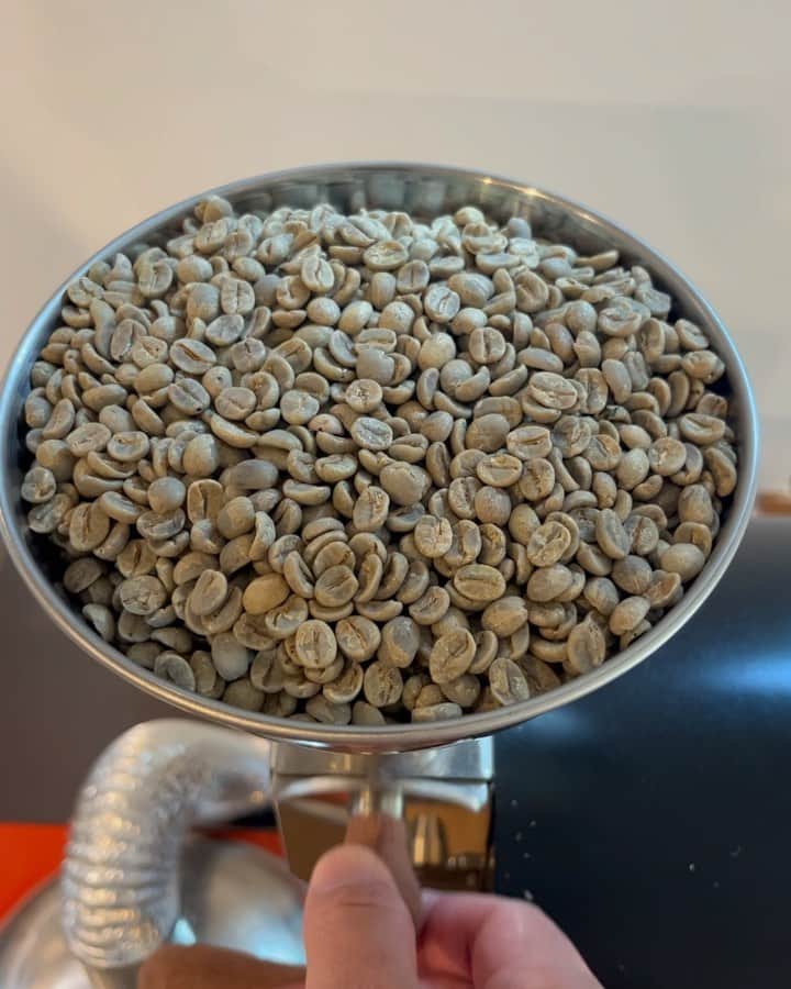 のインスタグラム：「久しぶりにブラジル焼いてみた。 #本日の焙煎 #minocoffee #自家焙煎」