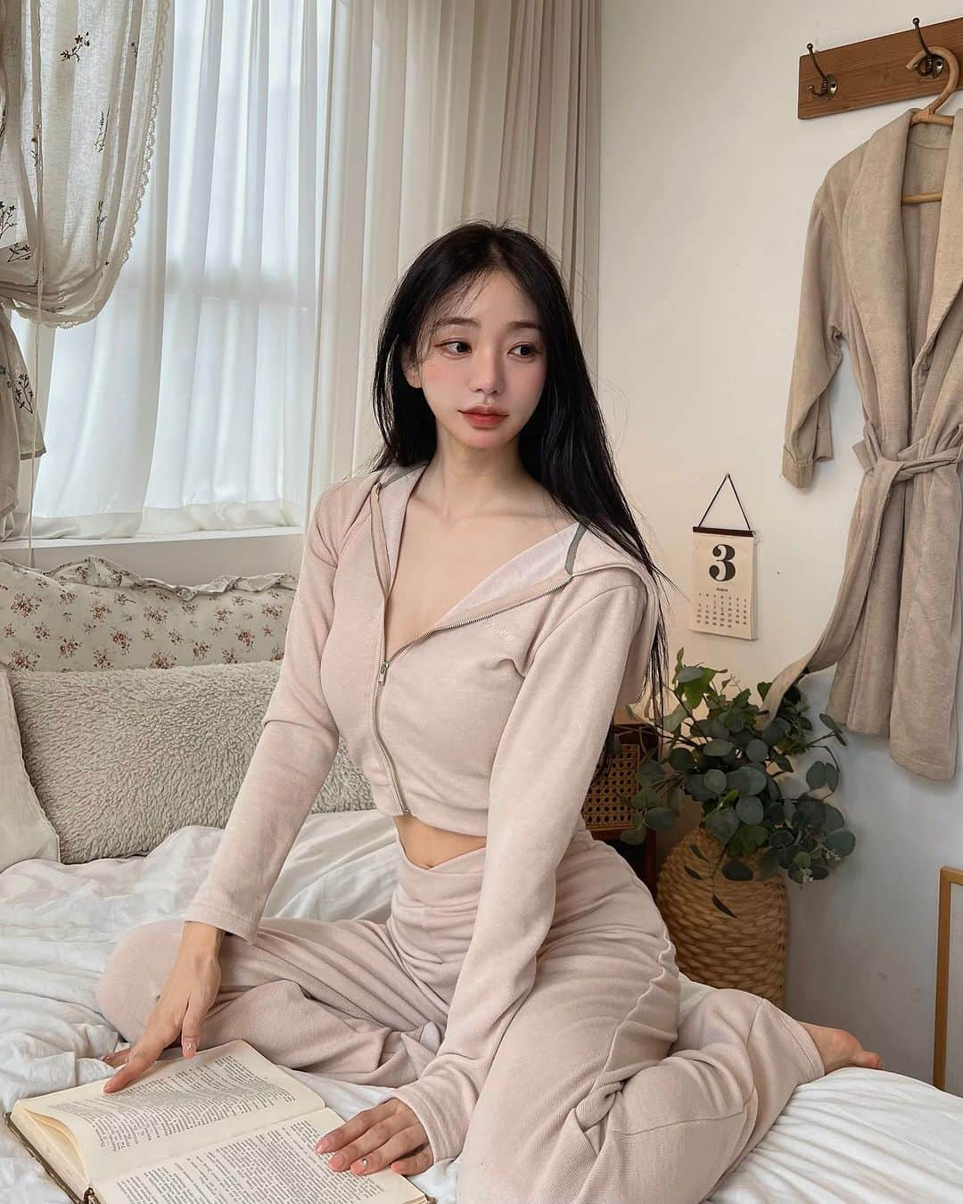 キム・ドヨンのインスタグラム：「내일 낮12시 #카인다미 데이인거 아시됴?! 80%까지 할인율과 함께 그동안 구하기 어려웠던 레어템까지🥹 정말 원가보다 저렴한 가격구성들이라 안달려오면 대손해,,,,수량이 많지않으니 꼭꼭 오픈런하기♥️」