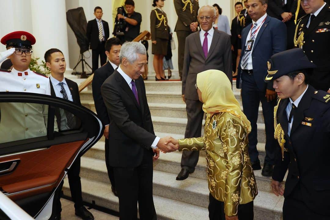 リー・シェンロンのインスタグラム：「Hosted a reception at the Istana to mark the completion of President @halimahyacob’s term, and to thank her for her service to our nation.   In her 6 years as our President, Mdm Halimah has been a powerful symbol of unity for all Singaporeans. Not just because of what the Office of the President represents, but particularly because of how she performed her duties and led us as our Head of State, both at home and abroad.   She has worked hard to strengthen mutual understanding, trust, and respect across diverse community groups. She took an interest in many worthy causes, especially those focussed on helping the less privileged. Her efforts to expand opportunities for all have made for a more united and inclusive Singapore, where all of us belong and everyone has a part to play.   Internationally, she represented Singapore on the world stage, and strengthened our relations and friendship with many countries. As Singapore’s top diplomat, she fulfilled these duties with dignity and grace.  I also thanked Mr Mohamed for his strong support and contributions. He was constantly by Mdm President’s side as she carried out her official duties. His calm and informal nature complemented her warmth and approachability.  I wish President Halimah and Mr Mohamed all the best in their future endeavours! – LHL  (MCI Photos by Fyrol)」
