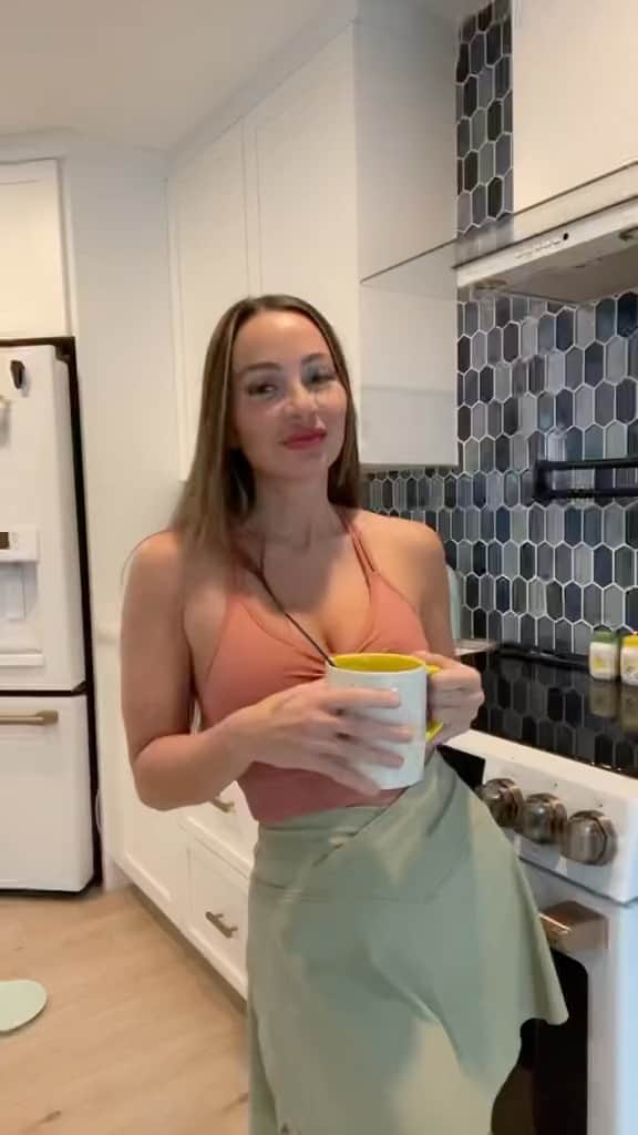 Abigail Macのインスタグラム：「Do you prefer tea or coffee? Also check out my chat room! Link is in my bio 🥳🥳🥳」