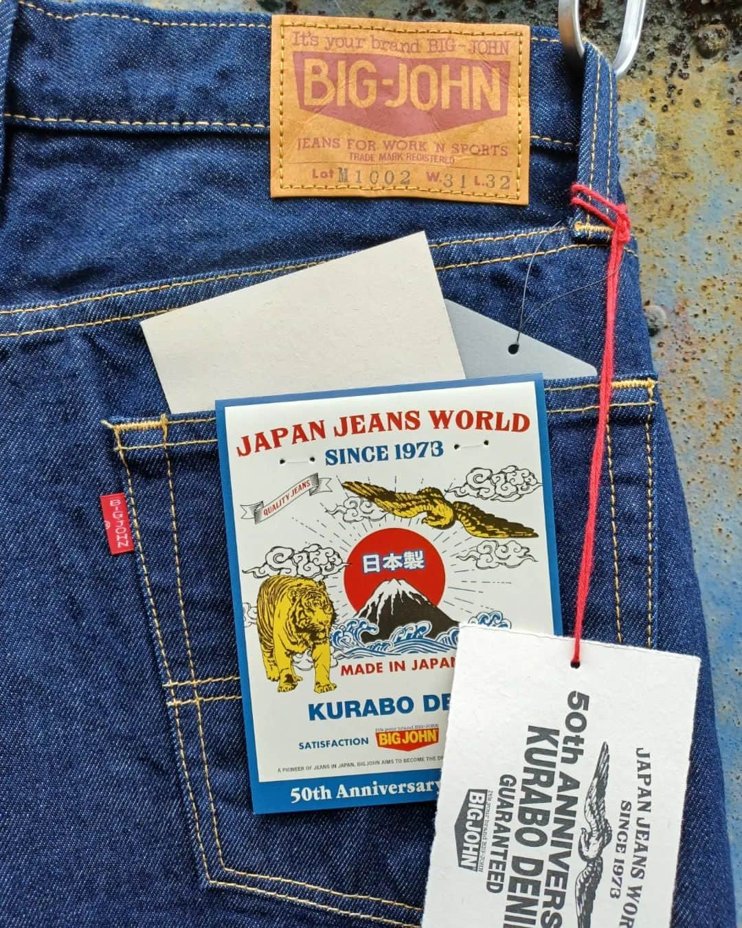 BIG JOHNさんのインスタグラム写真 - (BIG JOHNInstagram)「Bigjohnjeans 🟦純国産50周年LIMITED MODEL　限定販売❕❕  おはようございます! PLANNERのKIMURAです。 日々、朝の5時過ぎからピースくん(ワンちゃん)と1時間ほど散歩するのが日課ですが、ここ最近はまだ暗くて、だいぶ涼しく秋を感じる今日この頃です。  ところで皆様は日本で初めてデニムの生地が出来たか？ ご存じでしょうか？  実は50年前の1973年 今まで日本にはアメリカから輸入したデニム生地しか存在しなかった。 クラボウさんとビッグジョンが共同で開発したのが始まりです。 今まで存在しない設備からのスタートなので試験を繰り返し、出来上がるまでには大変な時間と労力が掛かったと思います。  2023年今年が記念すべき50周年を迎えます。 純国産50周年LIMITED MODEL いよいよ明日から直営店で発売します。  🟨M1002 050 50周年REGULAR FIT LIMITED (ゆとりのあるストレート) ￥15400(税込)  🟨M2002 050 50周年BOOTS FIT(ブーツカット)￥15400(税込)  🟨M3002 050 50周年(SLIM FIT)￥15400(税込) サイズ展開28.29.30.31.32.+.34.36.38.  14オンスインディゴデニム 限定シリアルナンバー入り (*選べません)  宜しくお願い致します。     @bigjohnshop @bigjohntokyo @bigjohnosaka #ビッグジョン#ビッグジョン児島本店#BIGJHON#ビッグジョン大阪#ビッグジョン東京#ヴィンテージ#岡山#倉敷#児島#倉敷#デニム#セルビッジ#インディゴ#履き込み#穿き込み#jeans#Japanmade#denim#jeans#jeansfashion#brand#デニム#japan #drydenim #indigoinvitation #selvage #selvagedenim #rawdenim #経年変化 #国産 #kojima #365daysoffade #マクアケ」9月14日 10時42分 - bigjohnjeans