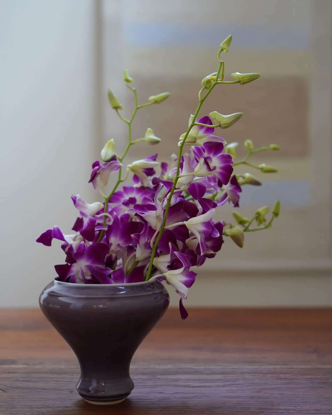 深澤里奈のインスタグラム：「◯◯◯  デンファレ。 お花屋さんで花を買う時、どの花器に入れようかなと考える。 今回は、鈴木麻起子さんの花器。  花器は嵩張って場所をとるので、そんなにたくさん持てるものではないと思う。 でも、私はやはり好きで諦めたくなかったから、ここ全部花器の収納スペースです、という場所を作った。  #花のある暮らし #鈴木麻起子 #軽井沢の暮らし #花器 #収納 #新居 #myhome #建築」