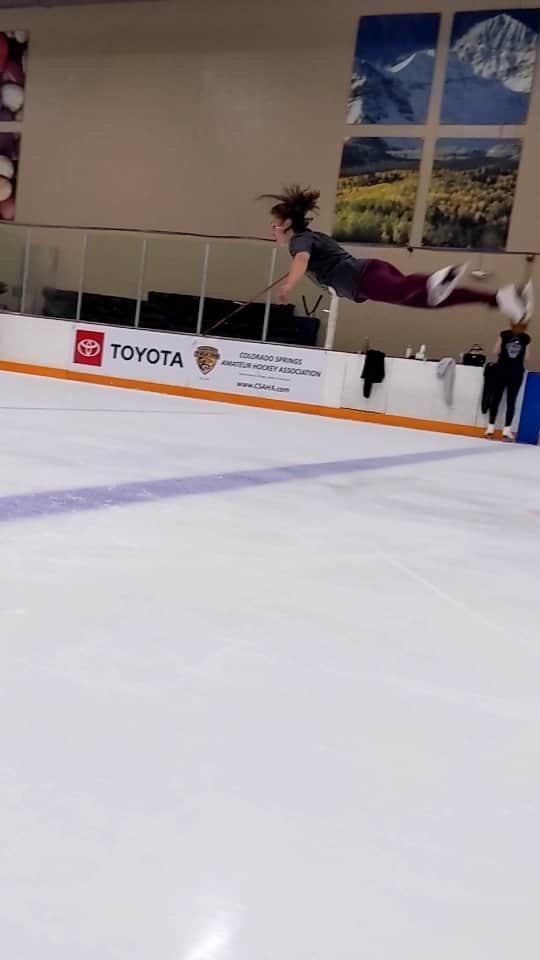 コートニー・ヒックスのインスタグラム：「This feeling literally never gets old! Butterflies are one of my favorite moves in skating, which is really funny because they took me FOREVER to learn. Would y'all be interested in a butterfly tutorial? I went through hell to learn it so you don't have to 😂😅 🎥 @gosanjaygo_03 . . . . #iceskater #iceskate #iceskating #figureskater #figureskate #figureskating #figureskating_amazing #lutz #triplejump #morning #fypage #fypシ #foryou #foryoupage #usfigureskating #isu #reels #pretty #athletesofinstagram #athlete #jacksonultima #johnwilson #jumps #explorepage #explore #фигурноекатани」