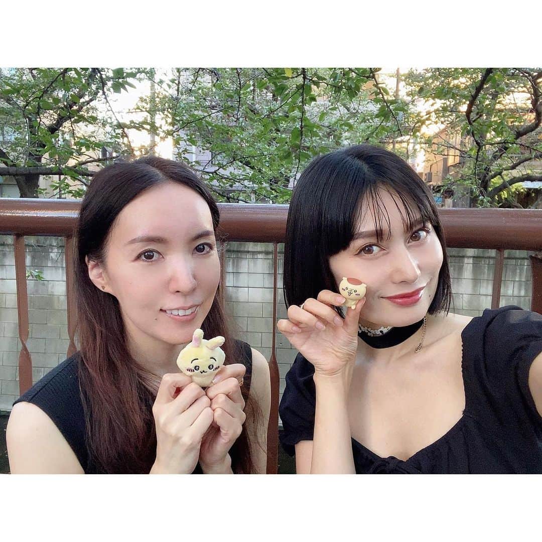 佐藤乃莉のインスタグラム：「クーミーと美味しい パフェ食べました🍑✨  何にも言ってないのに カブるプレゼント🎁w  #happy#smile#thankyou#friend#ありがとう#ちいかわ#パフェ」
