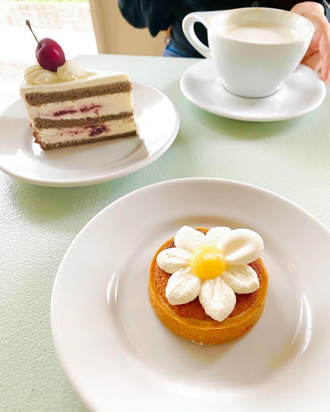 デコウトミリのインスタグラム：「時差投稿すぎるけど かなりかなり前に行ったかわいいカフェ☕️ 下に系列？の中華もあって、そちらのランチもおいしかったよ🖤  最近あまいものだいすきになっちゃって困っています🥹💕」
