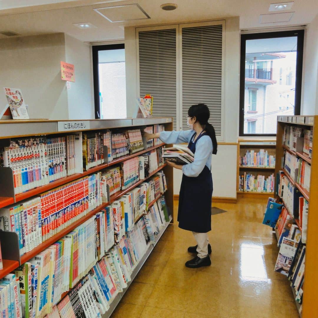 福岡女子短期大学さんのインスタグラム写真 - (福岡女子短期大学Instagram)「💠文化教養学科「図書館実習」  文化教養学科では、図書館司書を目指す学生が各地の図書館にて「図書館実習」を行なっています。  今回は、長崎県にある佐世保市立図書館の様子をご紹介します。  今回は実習生が児童図書を書架に配架しているところを撮らせてもらいました。  司書の卵たちが頑張っています📕  #福岡女子短期大学 #文化教養学科 #福岡女子短期大学文化教養学科 #司書 #司書になるには #司書の卵 #司書採用者全国トップクラス」9月14日 10時49分 - fukuoka_wjc