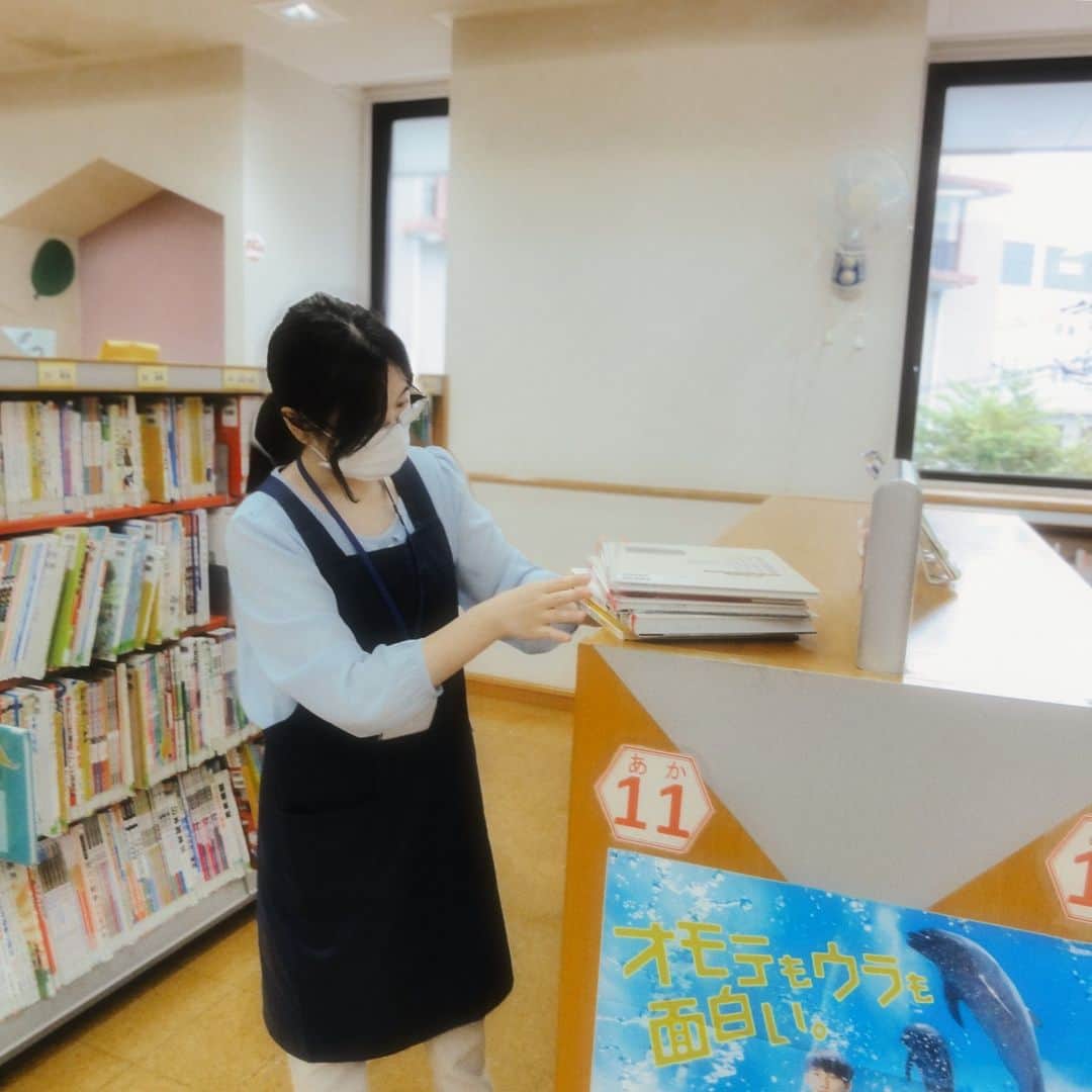 福岡女子短期大学さんのインスタグラム写真 - (福岡女子短期大学Instagram)「💠文化教養学科「図書館実習」  文化教養学科では、図書館司書を目指す学生が各地の図書館にて「図書館実習」を行なっています。  今回は、長崎県にある佐世保市立図書館の様子をご紹介します。  今回は実習生が児童図書を書架に配架しているところを撮らせてもらいました。  司書の卵たちが頑張っています📕  #福岡女子短期大学 #文化教養学科 #福岡女子短期大学文化教養学科 #司書 #司書になるには #司書の卵 #司書採用者全国トップクラス」9月14日 10時49分 - fukuoka_wjc