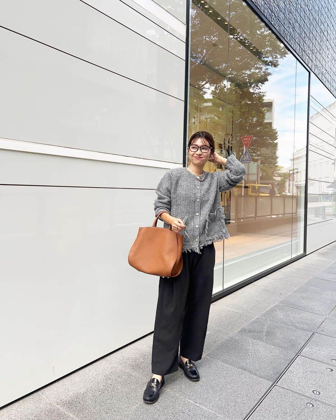 吉田奈央のインスタグラム：「もうニット着てます🧶笑  暑くて一瞬で撮りましたけど 本当可愛いカーディガンだったので早く 秋に着てお出かけしたい🌰  @remit___official のなんだけど 金ボタンといいフリンジのデザインがドストライクでした😍🤍  羽織にも使えそうで、 ぬけ感もめちゃ出そうな予感です❤︎  この日は久しぶりにメガネ🥸  #秋服コーデ#ニットカーディガン#フリンジニット#きれいめカジュアルコーデ#大人カジュアルきれいめコーデ#30代ママコーデ」