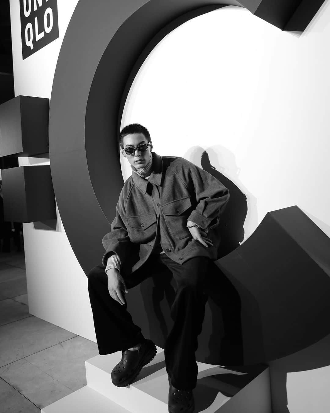 岩崎拓馬のインスタグラム：「🖤🖤🖤🖤 . . "UNIQLO : C"  @uniqlo   この秋、ユニクロのLifeWear イギリスのデザイナー クレア・ワイト・ケラーによる タイムレスなお洋服たちが登場するよ🖤  サイズ展開豊富だから メンズにもとてもおすすめ🫶🏻  photo by @wataru__fukaya  . . #uniqloc #uniqlo #happytime」