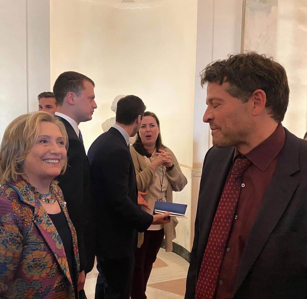 ミーシャ・コリンズのインスタグラム：「Last night at a @whitehouse event to honor recipients of the @praemiumimperiale Laureates award, I ran into @hillaryclinton, who was there way back when I was an intern! It was fun to catch up...  #WhiteHouse #praemiumimperiale」