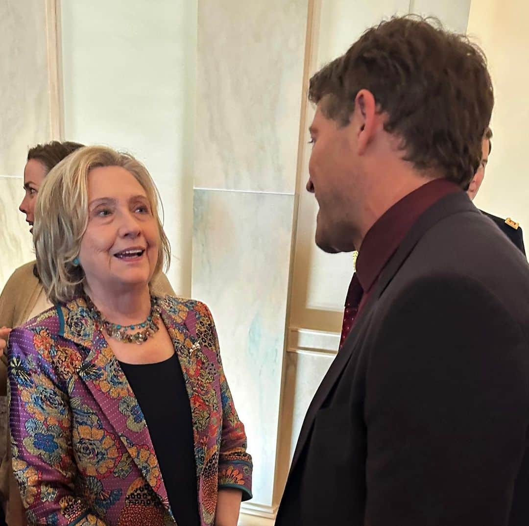 ミーシャ・コリンズさんのインスタグラム写真 - (ミーシャ・コリンズInstagram)「Last night at a @whitehouse event to honor recipients of the @praemiumimperiale Laureates award, I ran into @hillaryclinton, who was there way back when I was an intern! It was fun to catch up...  #WhiteHouse #praemiumimperiale」9月14日 10時55分 - misha