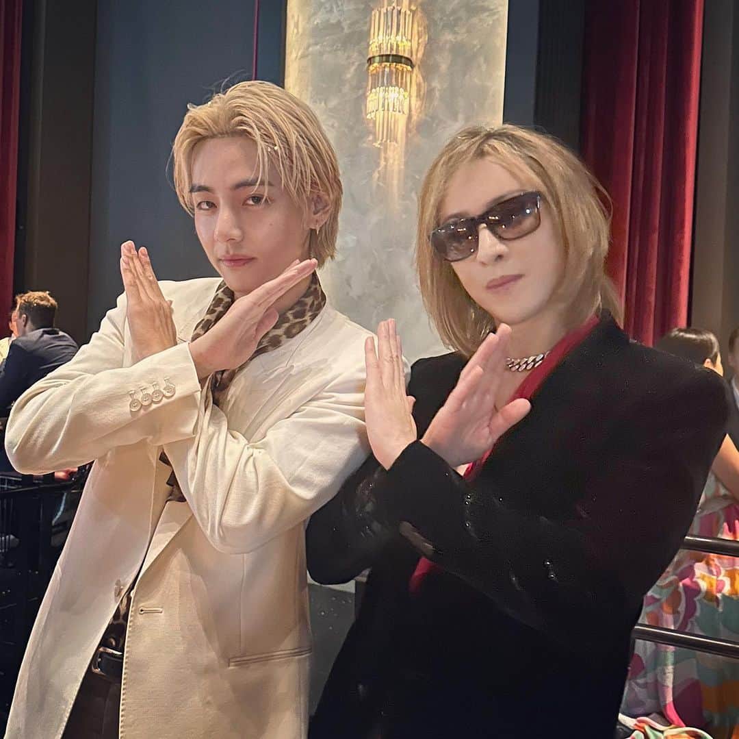 YOSHIKIのインスタグラム：「Yes, I just visited Korea a day before my film premiere in Tokyo. I was the surprise guest performer. Wonderful to see amazing people and friends there! X Yoshiki  #v #bts #taehyung #yoshiki #xjapan #thelastrockstars #stevechen #youtube #yoshikiunderthesky #x」