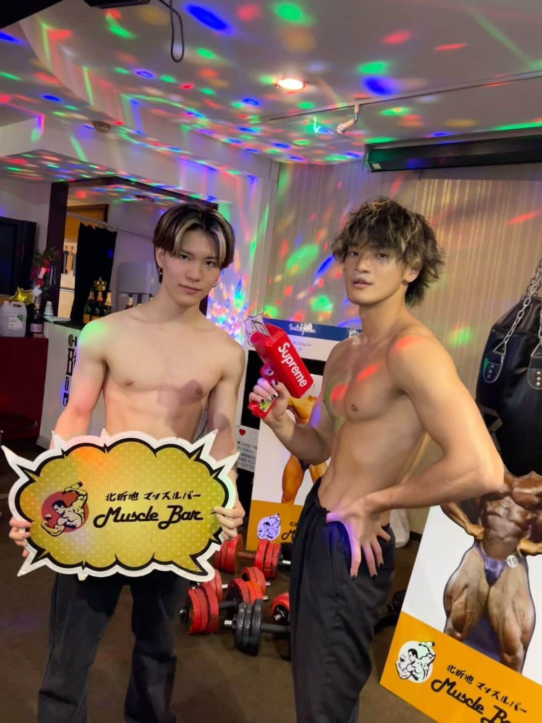 のインスタグラム：「昨日も沢山のお客様のご来店誠にありがとうございマッスル💪 ・ 最近人気のじゅきあとひろきです🤤✨ 平日でも最近は時間帯によっては満席になる日も多いです🤔🤔 なので、来られる際はご予約をお勧めしておりマッスル🥺✨ ・ では、本日も19時よりお待ちしておりマッスル💪♫  ーーーーーーーーーーーーーーーーーーーーー  北新地マッスルバー 大阪市北区堂島浜1-3-22 堂島タウン2F Tel:06-6344-8878  仙台支店 仙台マッスルバー 宮城県仙台市青葉区国分町2-5-17 車屋ビル4F ☎︎08023592607 @sendaimusclebar   #マッスルバー #fyp #fypシ #コンセプトバー #コンセプトカフェ #大阪 #大阪観光 #osaka #muscle #musclebar #촣아 #相互フォロー #おすすめ #おすすめにのりたい #在地人推薦 #減肥 #景點 #網美景點 #旅遊 #맞팔#팔로우 #좋아요반사 #일본  #ユニバ #テーマパーク#筋肉」
