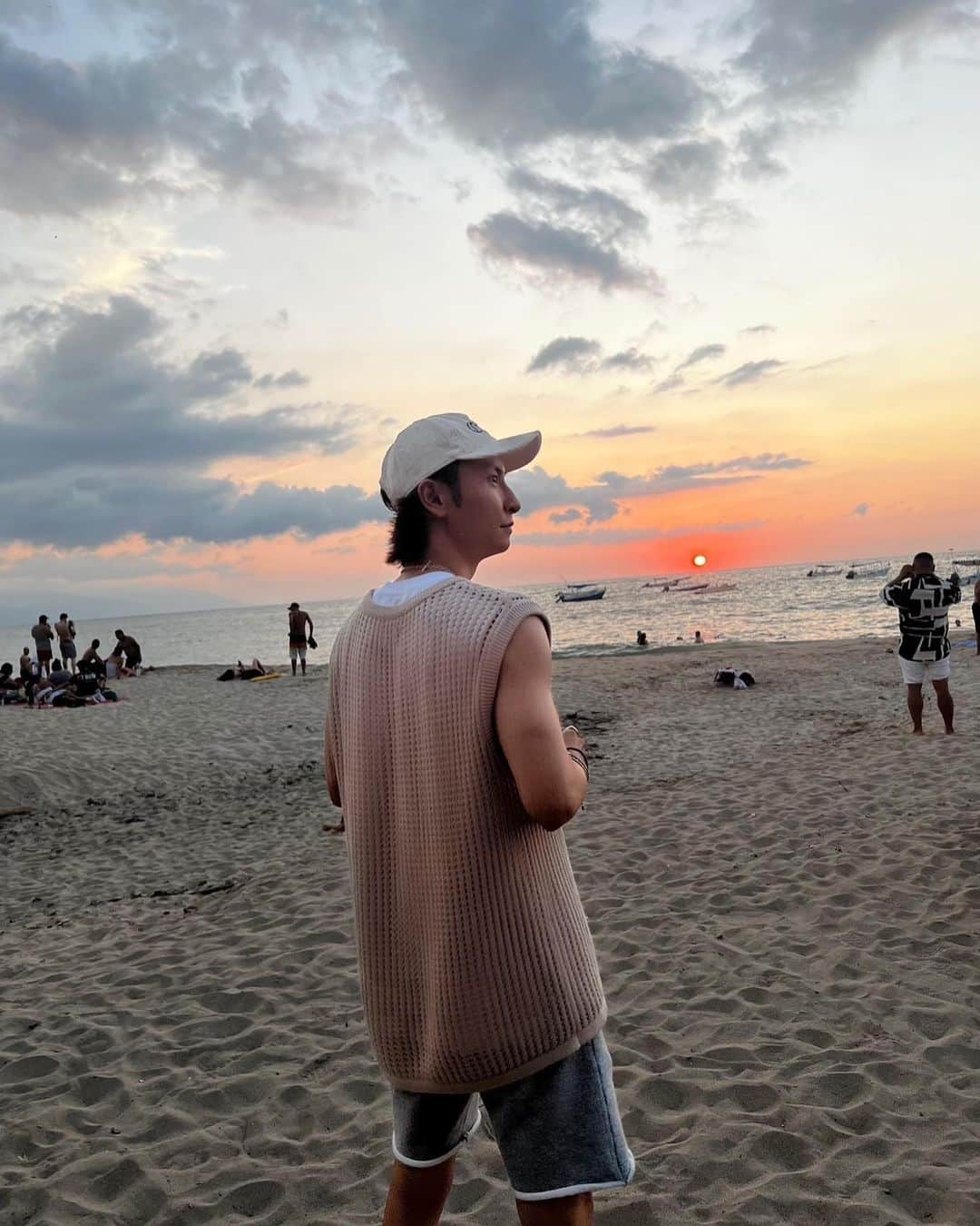 與真司郎のインスタグラム：「September 14th   It’s been 18 years since I’ve debuted and 20 years since I’ve entered the entertainment industry. The sentiment of “challenging everything in life” remains unchanged even now, and I myself am undertaking significant challenges to this day. The journey is far from over. I would like to continue to meet many more people, experience many more things and continue to grow as a person. I don't know how far I’ll be able to go, but I feel grateful for being in the position I’m in today. I’m working towards becoming a person that can provide people with courage and hope in their lives🙏  I was feeling a little stuck with work, so I went to Mexico for the first time with friends to refresh myself😝✈️🇲🇽 It was an amazing trip and I felt very moved by the Mexican culture and the warmth of the people. It was a great learning experience for me.  To my fans!! Thank you very much for your continued support!! I really miss you guys every day🥹 Hope you guys are doing well!!  9月14日  デビューから18年が経ちました。芸能界に入ってからは20年。  「全てのことに挑戦する」  その想いは今も変わらず、 僕自身も、大きな挑戦をしています。 まだまだ、終わらない旅が続きます。  これからも、たくさんの人と出逢って、たくさんのことを経験して、人としても成長していきたいなと思っています。  そして、どこまで僕ができるかわからないけれど、1人でも多くの人が勇気と希望を持つキッカケとなる存在になれるように、これからもたくさんの人に感謝しながら生きていきたいと思っています🙏  写真は仕事が煮詰まってきたので、リフレッシュに友達と初めてのメキシコに行ってきたよー😝✈️🇲🇽  メキシコのカルチャーと人々の温かさに感動し、本当に色んなことを学んだすごくいい旅でした。  ファンのみんな！！本当にずっとずっと応援してくれてありがとう！！ みんなに会いたいなとホンマに毎日思っています🥹 I miss you guys so much!! Hope you guys are doing well!!」