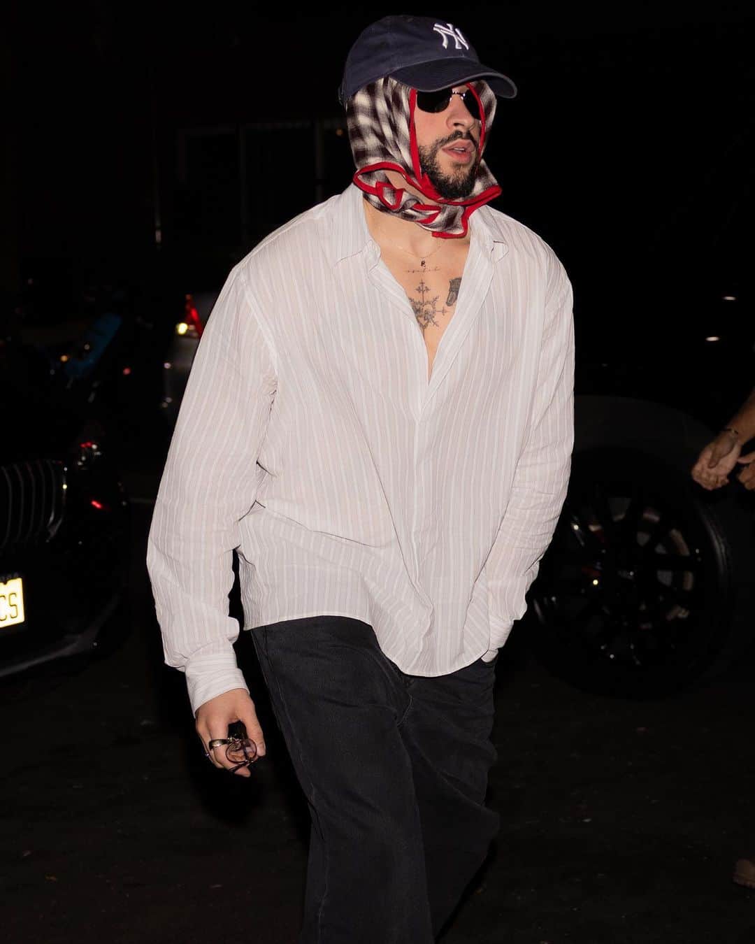 Just Jaredさんのインスタグラム写真 - (Just JaredInstagram)「Kendall Jenner & Bad Bunny arrive separately for dinner at celeb hotspot Carbone in NYC. #KendallJenner #BadBunny Photos: Backgrid, Splash」9月14日 11時06分 - justjared