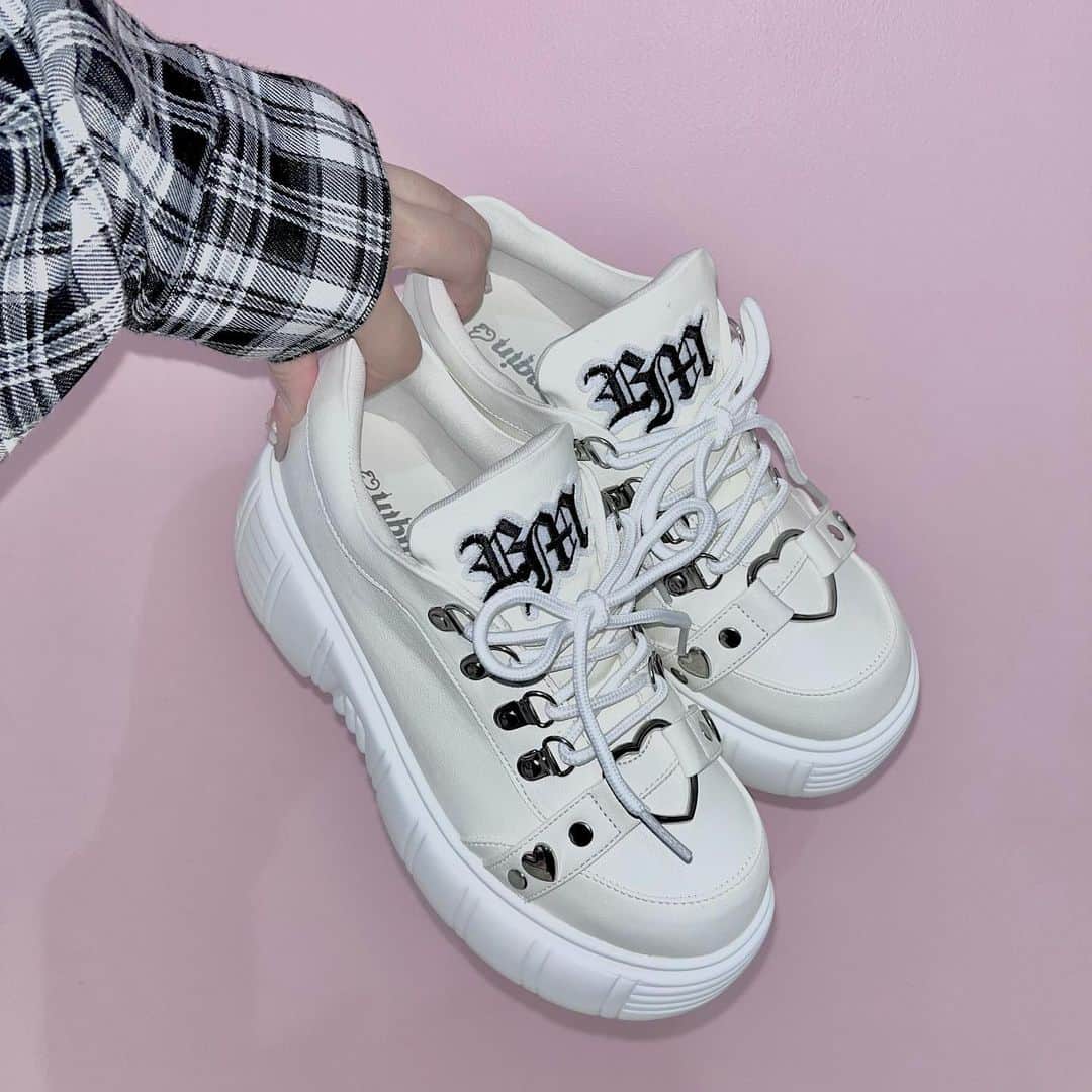 さきちゃんのインスタグラム：「🖤Bemqin Heartring shoes🤍 ㅤㅤㅤㅤㅤㅤㅤㅤㅤㅤㅤㅤㅤ Bemqin シューズ第3段❕ 今回は日常づかいにぴったりなスニーカーです👟 ㅤㅤㅤㅤㅤㅤㅤㅤㅤㅤㅤㅤㅤ Bemqinって、カジュアルなアイテムが多い割に 靴はいつもキラキラじゃない？？？と思ったので、 10月のセットアップに合わせて考えました(^_−)−☆ ㅤㅤㅤㅤㅤㅤㅤㅤㅤㅤㅤㅤㅤ 前4cm、後7cmの程よい高さ！ 高すぎても低すぎても履きづらいので、いちばんベスト❕ 靴底も硬くなくてとっても歩きやすいです🚶 ㅤㅤㅤㅤㅤㅤㅤㅤㅤㅤㅤㅤㅤ ぽてっとしたシルエットのお靴にしたかったので、 靴のまんなかの出てるところ(シュータンって言うんだって)を 大きくしてボリュームを出してもらいました🫶🏻 靴にボリュームがあると足細く見えるからね！大事！ ㅤㅤㅤㅤㅤㅤㅤㅤㅤㅤㅤㅤㅤ BMのロゴはワッペン風で、まえにお洋服に付いてたものと お揃いのやつだよー☺️💕 ㅤㅤㅤㅤㅤㅤㅤㅤㅤㅤㅤㅤㅤ 合皮素材なので雨の日も大丈夫だし、 簡単にスポッと履けるのもスニーカーの良いところ！◎ ㅤㅤㅤㅤㅤㅤㅤㅤㅤㅤㅤㅤㅤㅤㅤㅤㅤㅤㅤㅤㅤㅤ Bemqinの一番のこだわり、サイズ展開についてですが、 今回は仕様上の都合でM・Lの2サイズです🥲 ㅤㅤㅤㅤㅤㅤㅤㅤㅤㅤㅤㅤㅤㅤㅤㅤㅤㅤㅤㅤㅤㅤㅤㅤㅤㅤ 着用感としては、いつも通りのMとLサイズでした！ ひもだし、スニーカーなので、 他の厚底シューズよりは調整しやすいかなと思います！ ㅤㅤㅤㅤㅤㅤㅤㅤㅤㅤㅤㅤㅤ パーカーやTシャツに合わせるのはもちろんだけど、 かわいいお洋服に合わせてちょっとはずしてもかわいい！ ロングワンピとかだぼだぼのパンツとか ハーフパンツに合わせたいなーと思ってる！万能！ ㅤㅤㅤㅤㅤㅤㅤㅤㅤㅤㅤㅤㅤ いつも盛り盛りの厚底履いてる子たちには物足りないかもだけど、 スニーカーはひとつ持ってたら絶対使えるし後悔しないと思うの！ ㅤㅤㅤㅤㅤㅤㅤㅤㅤㅤㅤㅤㅤ そして、今回もAnkRouge全店舗での販売になります。 ぜひお近くの店舗でご覧いただきたいです(っ `-´ c)！ ・ ・ Bemqin ハートリングスニーカー color：ホワイト/ブラック size：M(23-23.5)/L(24-24.5) price：¥14,300 taxin ・ 9/15(fri) AnkRouge全店舗にて発売❤︎ 9/15(fri)12:00-公式通販サイトAilandにて発売❤︎ ・ ・ #bemqin #ankrouge #アンクルージュ #厚底スニーカー #スニーカー」