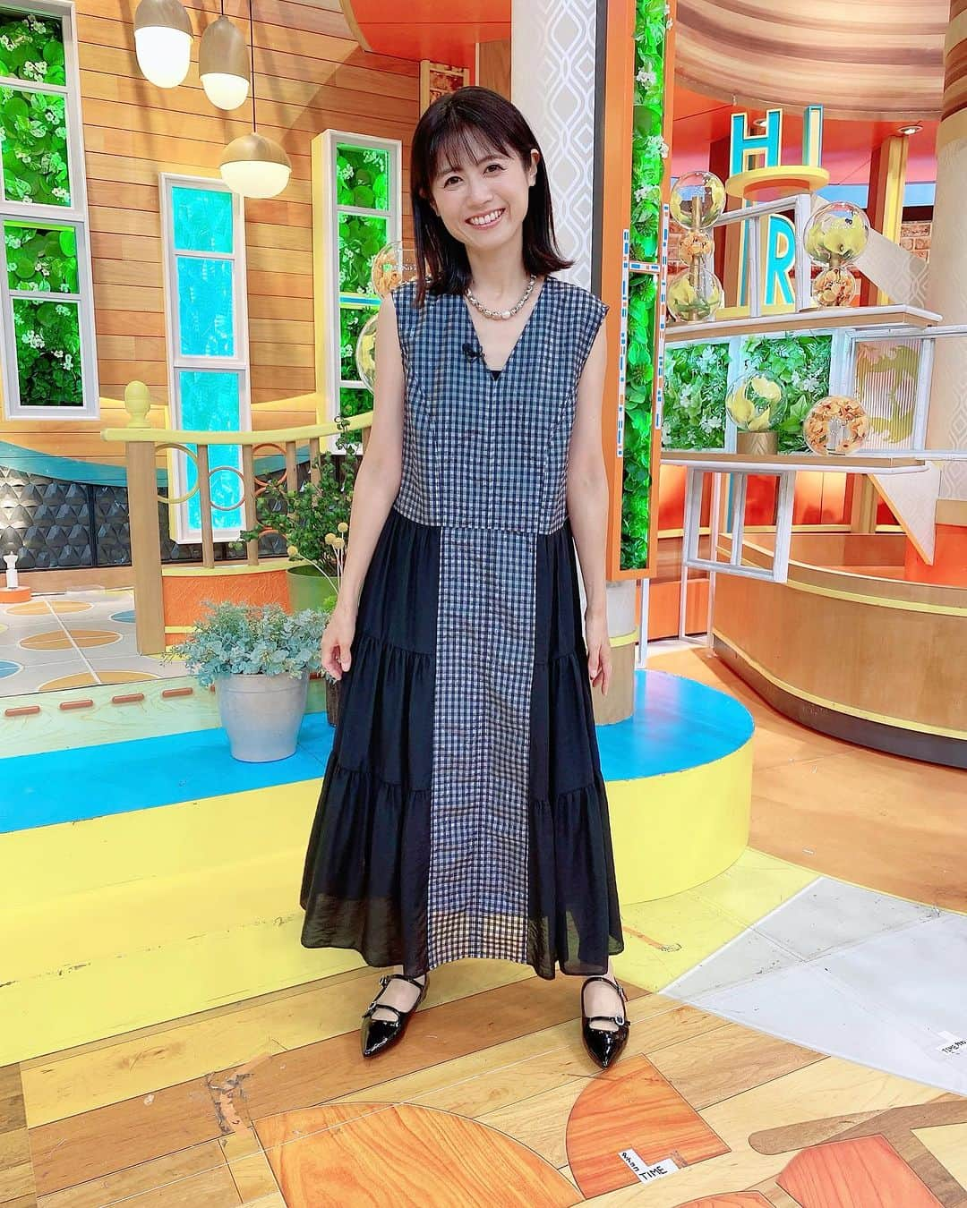 松尾依里佳さんのインスタグラム写真 - (松尾依里佳Instagram)「🌺  今週のひるおび  衝撃のニュースに 突然の関西弁で 「あれもこれもアカン言われてて 　ほなどないしたらええんですか〜」 とまくしたてた私は  @tbs_vivant の乃木とF…？  敵か味方か 味方か敵か  乃木かFか 松尾かEか  （※ただただVIVANTのファンです）  日曜日が待てない😢 乃木さんもベキも薫先生も みんな幸せになって😢🙏  ワンピース @arobe_official  ネックレス @v_ite09_official  パンプス @sesto_shoes   #vivant #ひるおび @hiruobi_tbs  #恵さんの考察すごかったですね！👏」9月14日 11時14分 - erika.matsuo