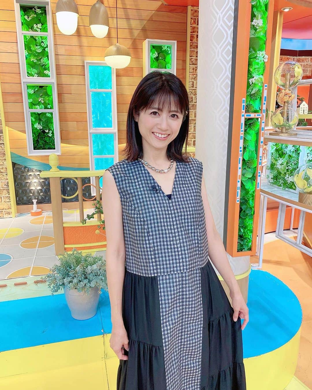 松尾依里佳のインスタグラム：「🌺  今週のひるおび  衝撃のニュースに 突然の関西弁で 「あれもこれもアカン言われてて 　ほなどないしたらええんですか〜」 とまくしたてた私は  @tbs_vivant の乃木とF…？  敵か味方か 味方か敵か  乃木かFか 松尾かEか  （※ただただVIVANTのファンです）  日曜日が待てない😢 乃木さんもベキも薫先生も みんな幸せになって😢🙏  ワンピース @arobe_official  ネックレス @v_ite09_official  パンプス @sesto_shoes   #vivant #ひるおび @hiruobi_tbs  #恵さんの考察すごかったですね！👏」