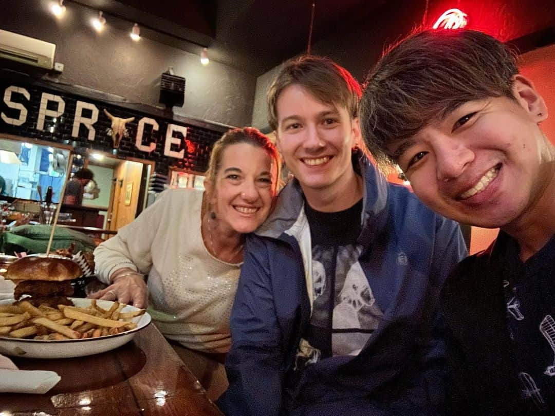 Seigo & Brenのインスタグラム：「We had such a great time in Victoria, Canada. Food was amazing and temperature was perfect!  @mammakulp is mom for us but also BEST FRIEND! We already miss you ;)   カナダのビクトリアの旅は最高でした！食べ物も天気も最高だったなぁ😃  ブレンママは母でもあり友達って感じ❤️すでにもう寂しいな〜🥲  #Canada #victoria #gay #gaycouple #ゲイ #ゲイカップル #夫夫 #husbands #Seattle #シアトル #loveislove #Pride #LGBTQ #アメリカ生活 #husbandandhusband #Japan #日本 #Youtube」