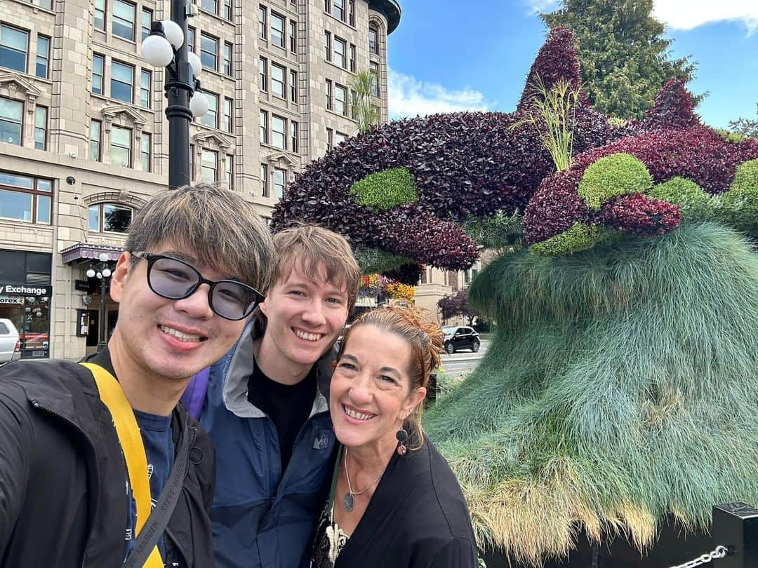 Seigo & Brenさんのインスタグラム写真 - (Seigo & BrenInstagram)「We had such a great time in Victoria, Canada. Food was amazing and temperature was perfect!  @mammakulp is mom for us but also BEST FRIEND! We already miss you ;)   カナダのビクトリアの旅は最高でした！食べ物も天気も最高だったなぁ😃  ブレンママは母でもあり友達って感じ❤️すでにもう寂しいな〜🥲  #Canada #victoria #gay #gaycouple #ゲイ #ゲイカップル #夫夫 #husbands #Seattle #シアトル #loveislove #Pride #LGBTQ #アメリカ生活 #husbandandhusband #Japan #日本 #Youtube」9月14日 11時15分 - seigoandbren