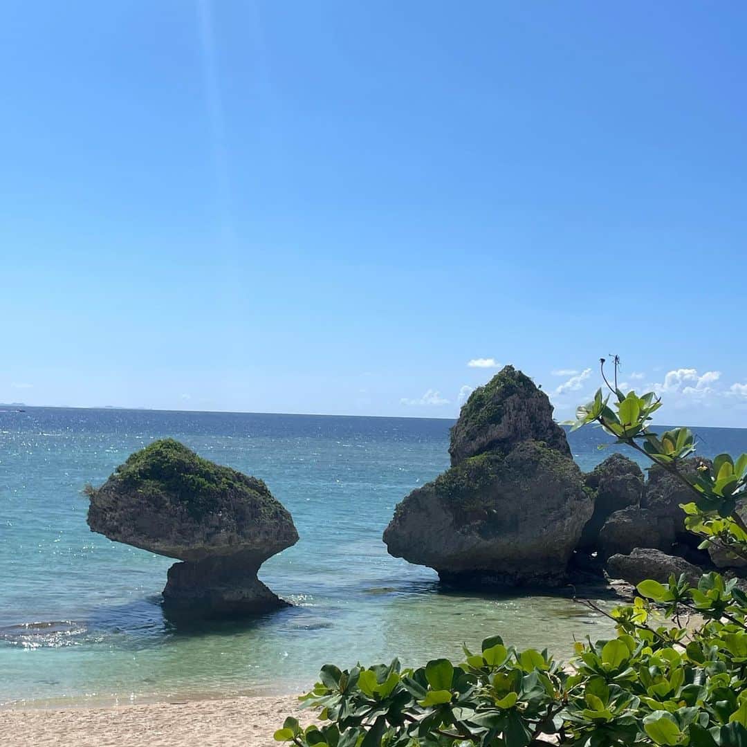 湊ジュリアナさんのインスタグラム写真 - (湊ジュリアナInstagram)「日本語、ENGLISH, Portugues👇ニライビーチに行って来ました〜沖縄はお水の温度がちょうど良いし、本当魅力的な場所だらけ💕私は人が少ない静かで、石や木の下でゆっくりするのが好き。パパママ来て楽しかった〜喋ってくれる人は楽しいね〜🥰この海はぜったい2人の好みだと思ってたの〜いつかここでサンセット見たいなって思ってたから嬉しかった🥹神様ありがとう🙏  I went to Nirai Beach ~ The water temperature in Okinawa is just right and there are lots of attractive places 🫶 I like to relaxing under the rocks and trees .  It's fun to have someone to talk to 🥰 I thought this beach would be perfect for them so we went and they loved it! And more than anything, I was happy to see the sunset where I always imagined I would see with them. I’m just blessed and thankful 🥹thank you god 🙏  Fui à praia de Nirai ~ A temperatura da água em Okinawa é ótima e há muitos lugares atrativos 🫶 Gosto de relaxar sob pedras e árvores em um lugar tranquilo e com poucas pessoas.  A maior parte do tempo estou sozinha ou apenas quieta, então foi divertido ter minha mãe e meu pai - 🥰 Achei que essa praia seria perfeita para eles então fomos e eles adoraram!  E mais do que tudo, fiquei feliz em ver o pôr do sol onde sempre imaginei que veria com eles. Obrigada Deus ✨🙏 ✨ ✨ ✨ ✨ #niraibeach #okinawa #okinawatrip #okinawa_love #沖縄 #沖縄旅行 #沖縄観光 #沖縄海 #水着 #水着女子 #沖縄オススメ #沖縄オススメスポット #ニライビーチ #家族愛 #家族仲良し」9月14日 11時21分 - julianaminato