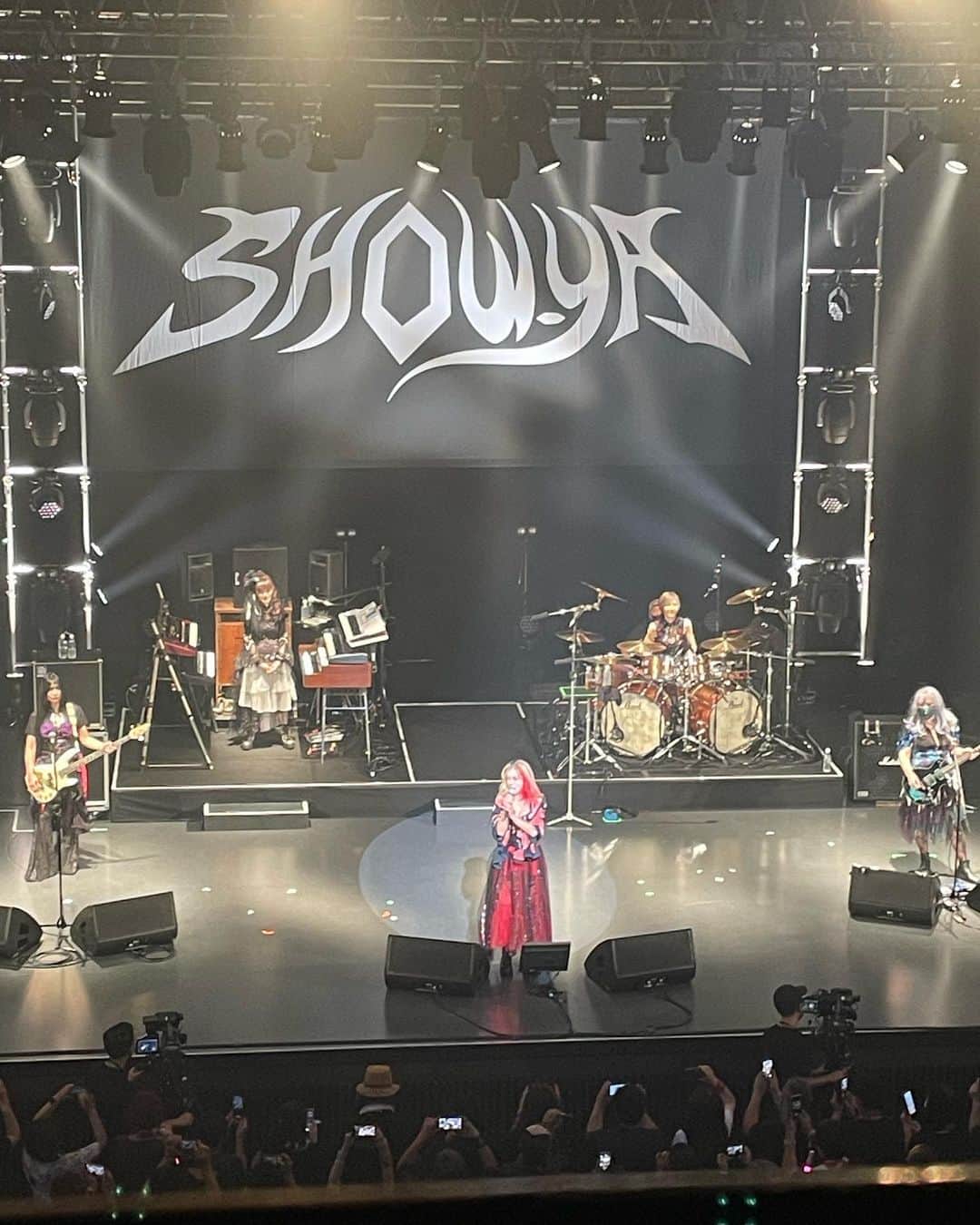 井上貴子のインスタグラム：「やばっ  超絶カッチョイイ60代オンナバンド  「SHOW-YA」さんのLIVEへ^ ^  アタシが学生の時から ずっとパワフルに活躍してくださって いつも勇気をもらっています  恵子姐さん  ステージでは大きく見えるけど 実際にお逢いしたら なんと！！ 小学生なみーーー 細くてちっちゃい  ナオンのヤオンでも いつも小学生ダイジョブ？？って 遊ばせてもらってます  とっても思いやりがあってかわいい  いつも気にかけてくださり ありがとうございます  Happyで^ ^  プロフィール画面に記載のURLより 通販サイト「神取屋」に飛べます^ ^  #井上貴子  #LLPWX #大谷くんがんばれ #女子プロレス #デビュー35周年 #貴子ちゃんちゅーぶ #SHOWYA #デビュー39周年LIVE #フェアリーがすき #haoming #https://www.youtube.com/c/takacoinoue  #cacatocacat #LLPWX通販サイト神取屋 #感謝」