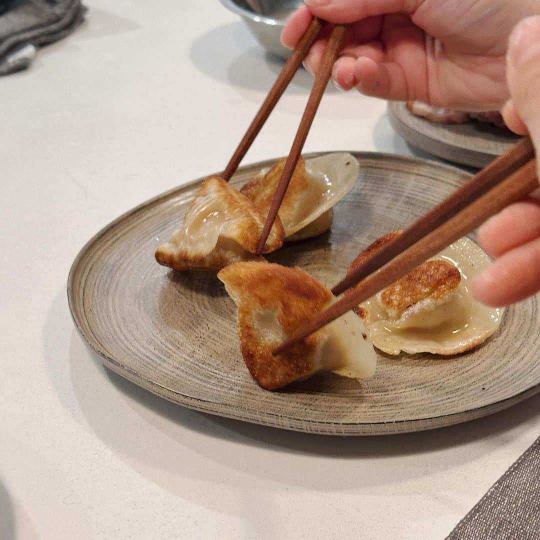 クレア・マーシャルさんのインスタグラム写真 - (クレア・マーシャルInstagram)「today’s loosies  — 1. morning routine 2. iced black sesame cappuccino 👌🏼 3. dumpling class 4. 👋🏼 5. 6:24 am」9月14日 11時38分 - heyclaire