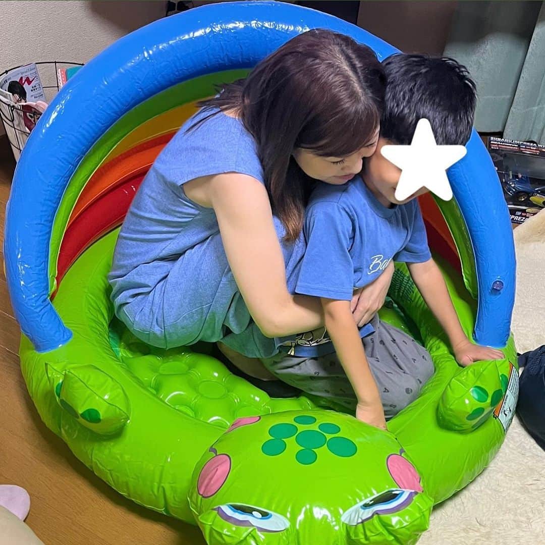 のインスタグラム：「ぎゅうぎゅう♡  こういうの、空気を抜く時が大変ですよね😂  #夏が終わる #最近顔が似てきたらしい  #5歳男の子 #男の子のママ #5歳 #男の子 #保育園ママ #子育てママ #子育てあるある #ママと息子 #息子の成長 #北海道 #札幌」
