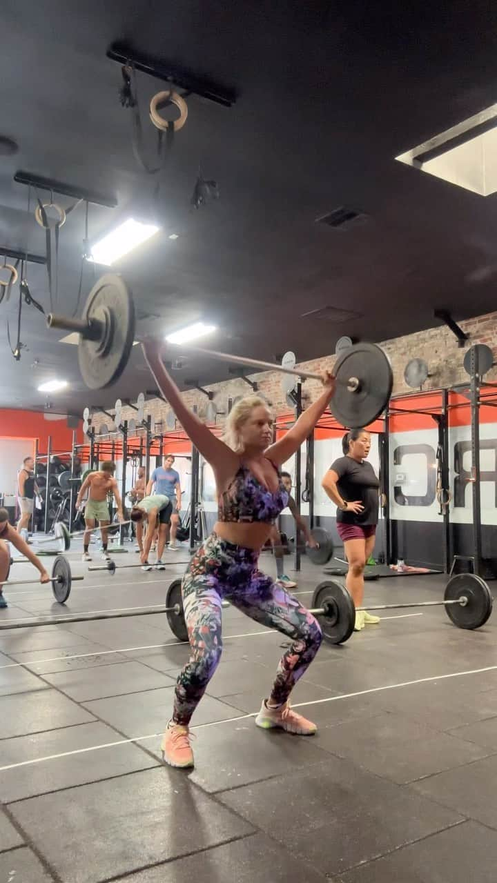 ジェネビーブ・モートンのインスタグラム：「Trying 3 different variations of cleans today in my #crossfit class. I’m still building up my strength and working on my technique. But overall I feel happy with my progress. #workout #ﬁtness #powerclean」