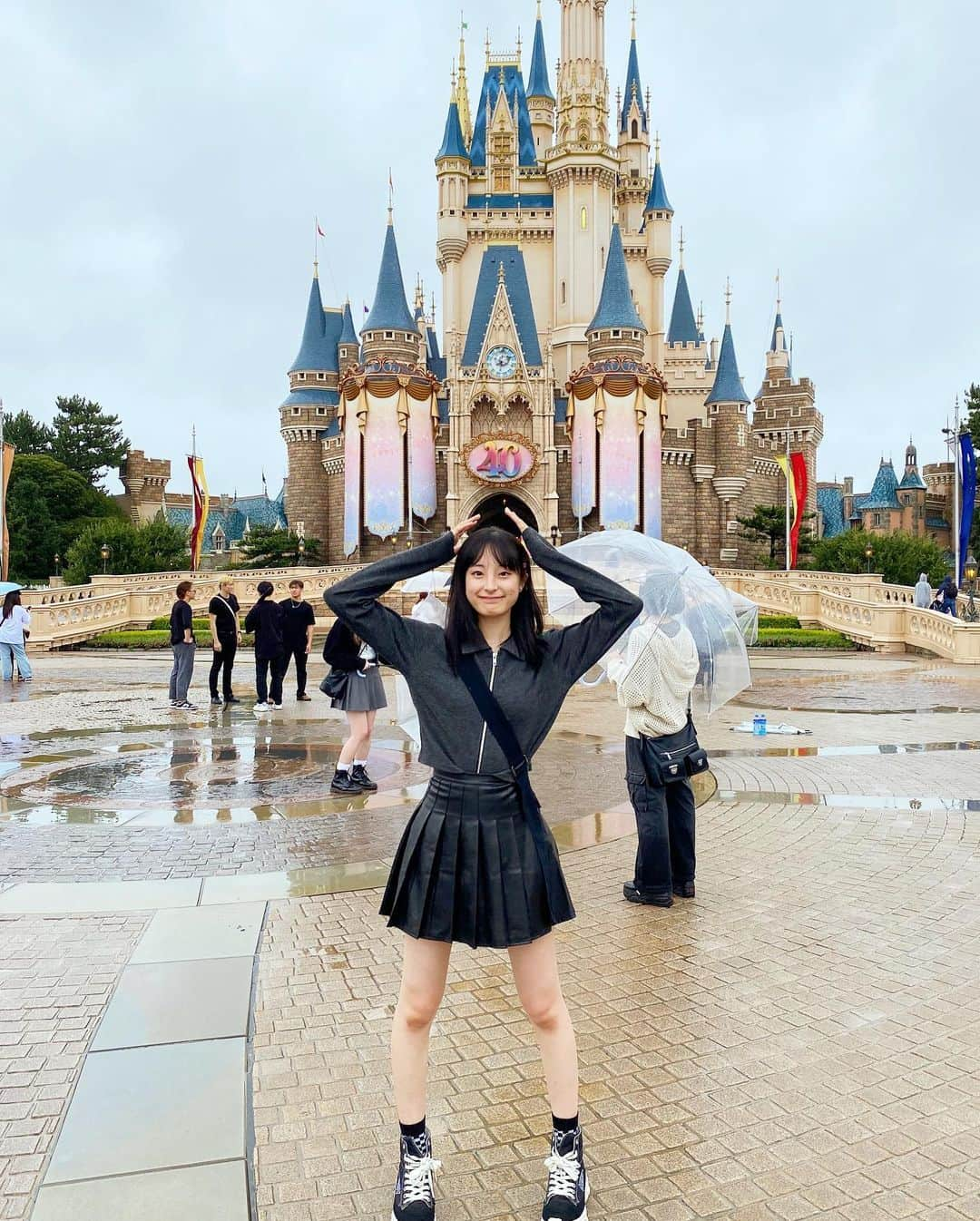 川原美咲のインスタグラム：「❹⓪🏰 ・ ・ いつかのディズニー ・ ・ ・ スカートもいいね😇 ・ ・ ・ ・ ・ #みっさーくろぜっと  #晴れ女 #今から晴れるよ #韓国ファッション #kpopfashion #wego #wegoコーデ #レザースカート #レザースカートコーデ #ブラックコーデ #厚底スニーカー #スタイルアップ #スタイルアップコーデ #韓国ストリート #韓スト #韓スト女子 #ootd #ootdfashion #todaystyle #todayslook #ディズニーコーデ #ディズニーランド #ディズニーランド40周年 #ハモカラ #ハーモニーインカラー #清楚ギャル」