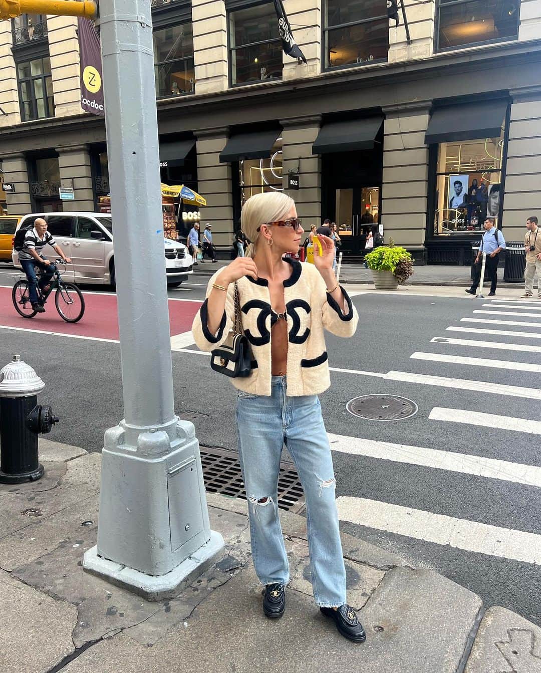 キャロライン・ダウルのインスタグラム：「making my way downtown 🔓🔒」