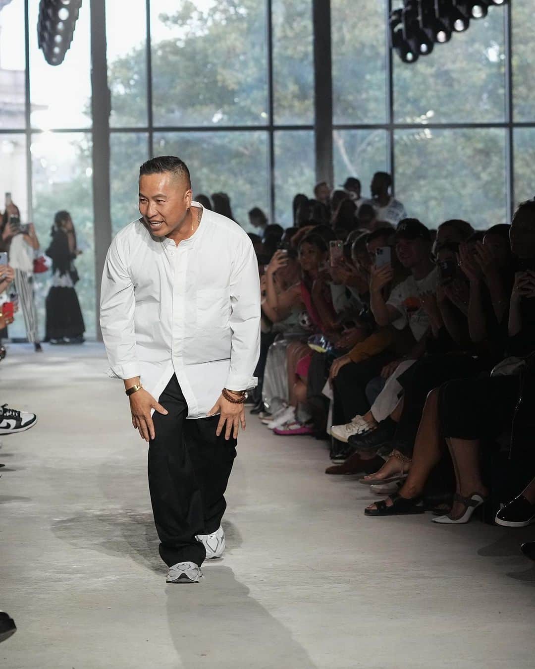 Fashion Weekさんのインスタグラム写真 - (Fashion WeekInstagram)「After 3 years, #31PhilipLim returned to the runway and in fine form. A bit of sparkle on pajama-like sets showed a pretty daintiness. The silk scarf became a motif, showing up in print and shape in flowing dresses and casual suits. Even with the inclusion of sharp leather jackets and black denim, there was still a levity within this spectacular collection.」9月14日 2時54分 - fashionweek