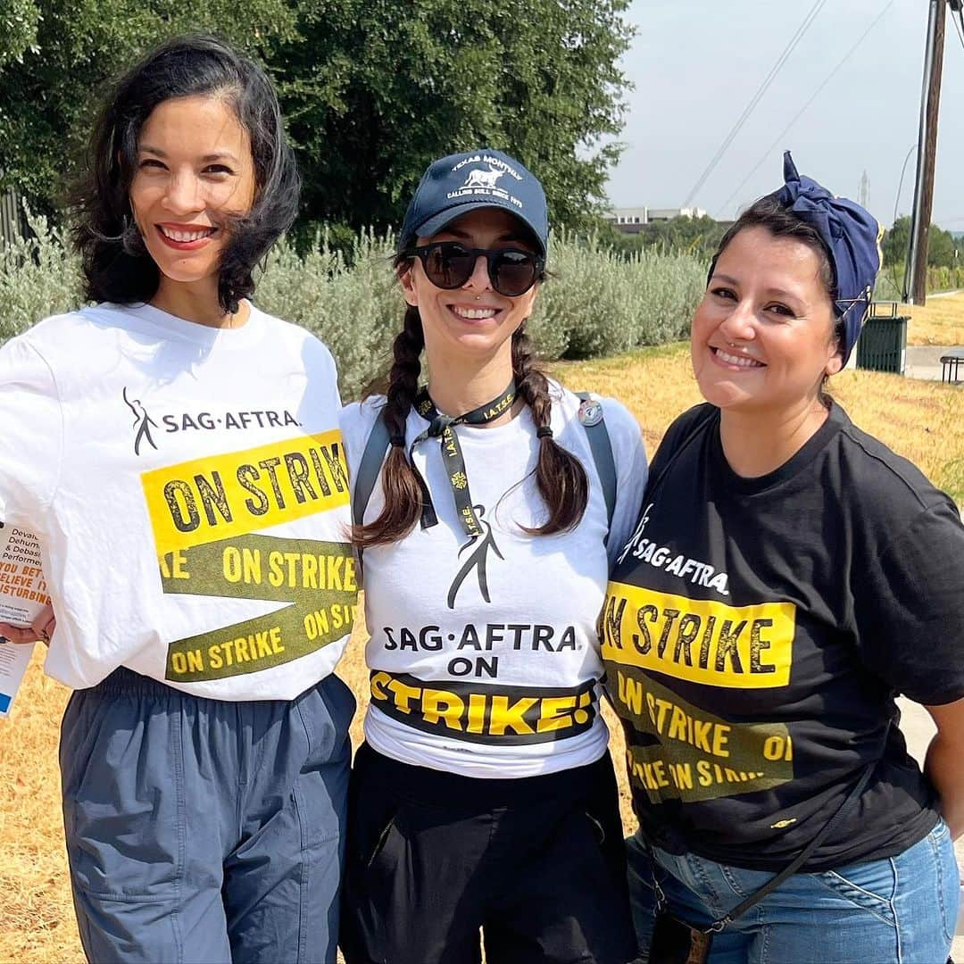 ダナイ・ガルシアさんのインスタグラム写真 - (ダナイ・ガルシアInstagram)「@sagaftra strong! Big shoutout to our unions for uniting forces in Austin! @iatse484dei @wgastrikeunite @sagaftra 🌷🚀 #sag #herewego #crew #fearfamily #feeling #united #union #wga  Never forget the magic ⏰🎈🌷🧡」9月14日 3時01分 - danaygarcia1