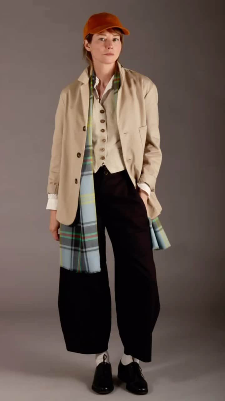 シエンナ・ギロリーのインスタグラム：「Skylarking…because I like to make nice clothes @carriercompanyuk 🐎」