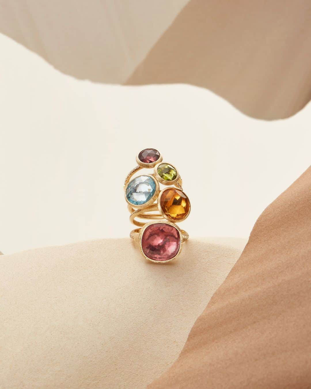 マルコ ビチェゴのインスタグラム：「A rainbow of elegance. Create a timeless yet ultra-chic look with our rings from the Jaipur collection. #marcobicego #jewelry #gold #gemstones #madeinitaly」