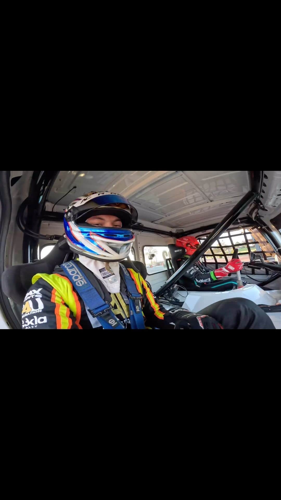 カイオ・カストロのインスタグラム：「#voltarápida com @caiocastro no truck animal dele, muito top a experiência de andar de truck em Taruma, pista muito técnica que caio mandou muitooo bem! 🚀🚀🚀  #truck #corrida #velocidade #experience #topp」