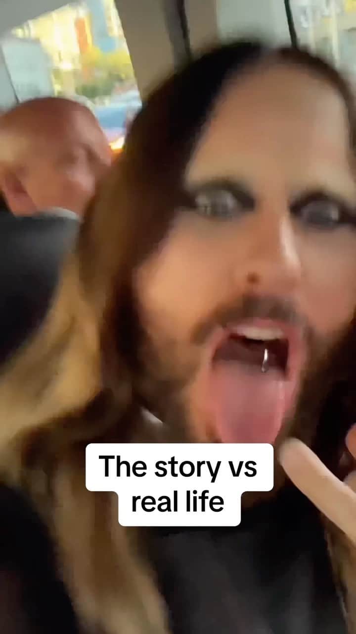 ジャレッド・レトのインスタグラム：「A little peek behind the scenes…..😹😹😹 ft. our new song WORLD ON FIRE ❤️‍🔥 @vmas @shannonleto @30secondstomars」