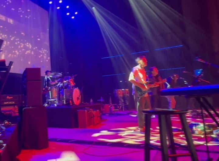 ダン・エストリンのインスタグラム：「Some vids & pics from the show with @totothemselves @ringostarrmusic @joebonamassa @colinhay @stpband @stprobertdeleo @hoobastank @trevlukather @stevelukatherofficial @therealdavidpaich @stevemaggioraofficial @edasnerfamilycenter @backstopmgmt #hoobastank #toto #stonetemplepilots #ringostarr #thebeatles #joebonamassa #colinhay #menatwork ❤️♾️」