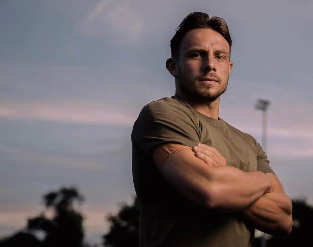 ジェイク・フラニガンのインスタグラム：「Here’s one of me looking double hard , double serious. 0 threat. 💪🏼  📸- @_drewforsyth  #bbc3 #bootdreams #bbcone #bbciplayer #football」